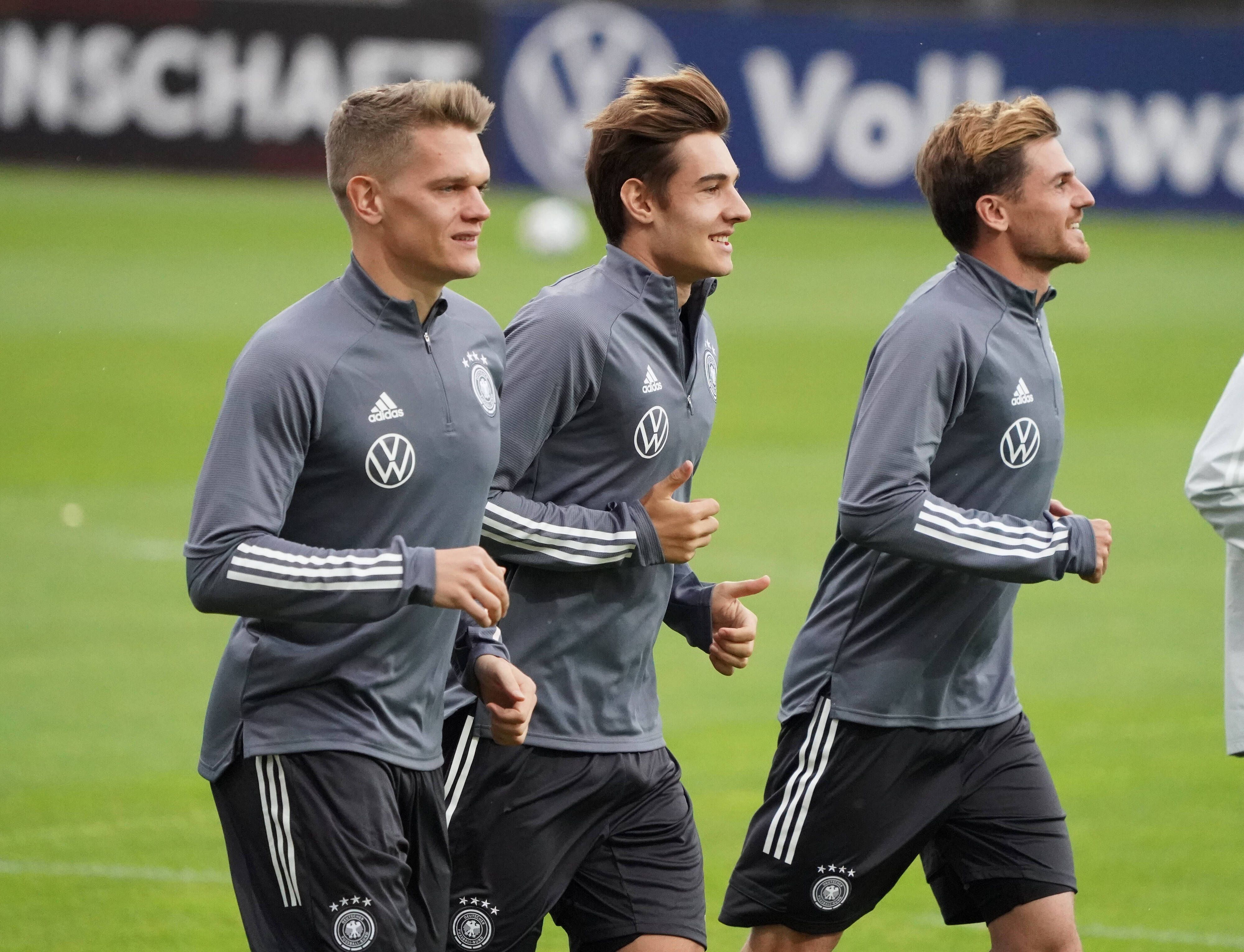 Borussias Matthias Ginter (l.), Florian Neuhaus (m.) und Jonas Hofmann (r.) laufen sich im Oktober für die Nationalmannschaft warm.