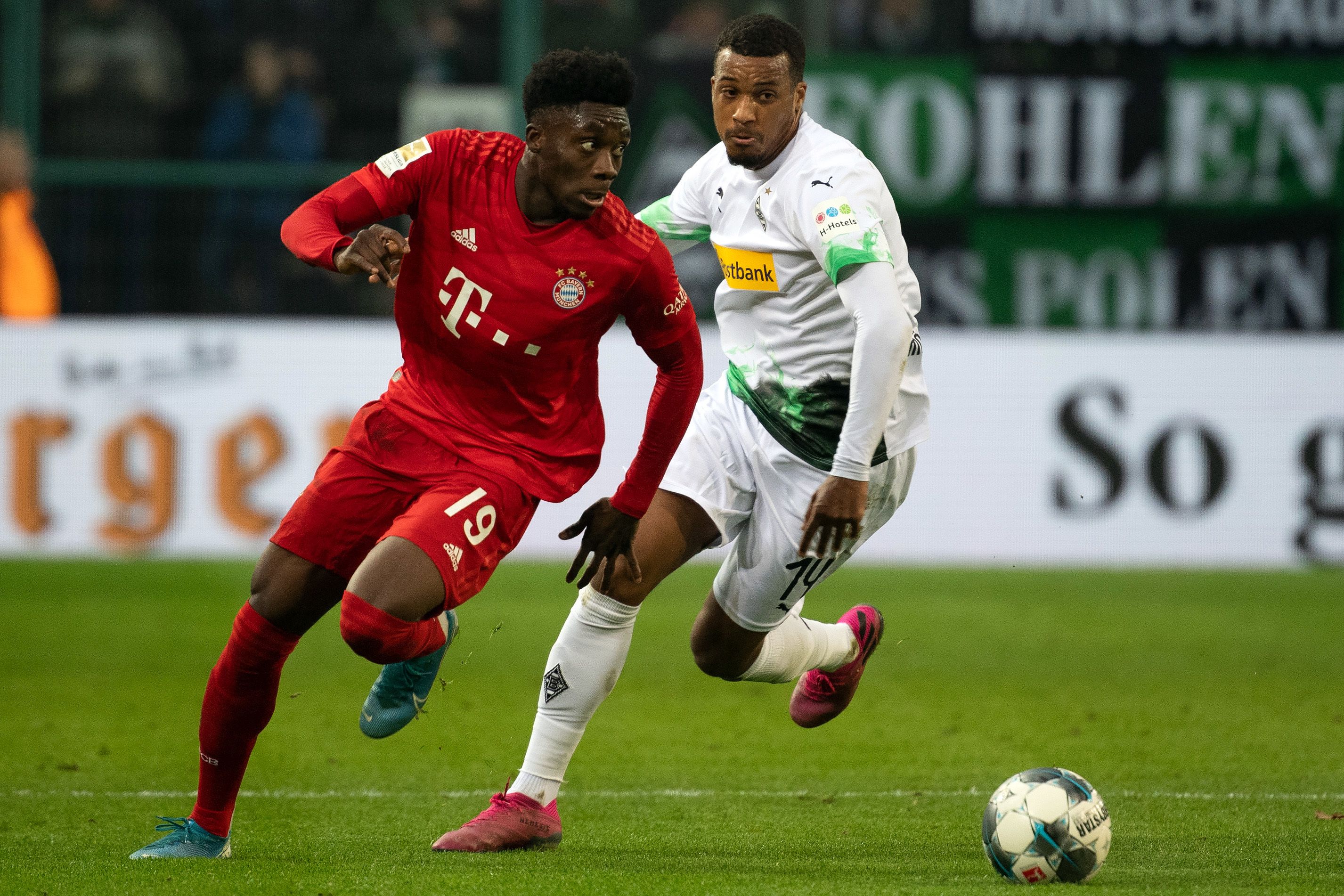 Alassane Plea (r.) verfolgt Bayerns Alphonso Davies (l.) beim 2:1-Heimsieg der Fohlen in der Vorsaison.