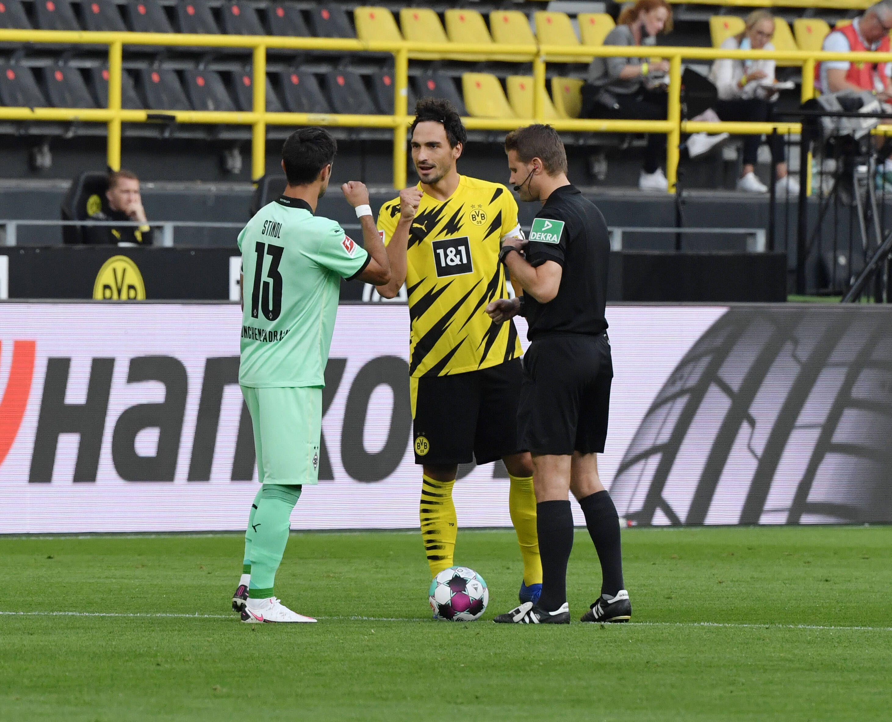 Von links nach rechts: Lars Stindl (Borussia Moenchengladbach), Mats Hummels (Borussia Dortmund) und Schiedsrichter Felix Brych begrüßen sich beim Bundesliga-Duell in Dortmund im vergangenen September.