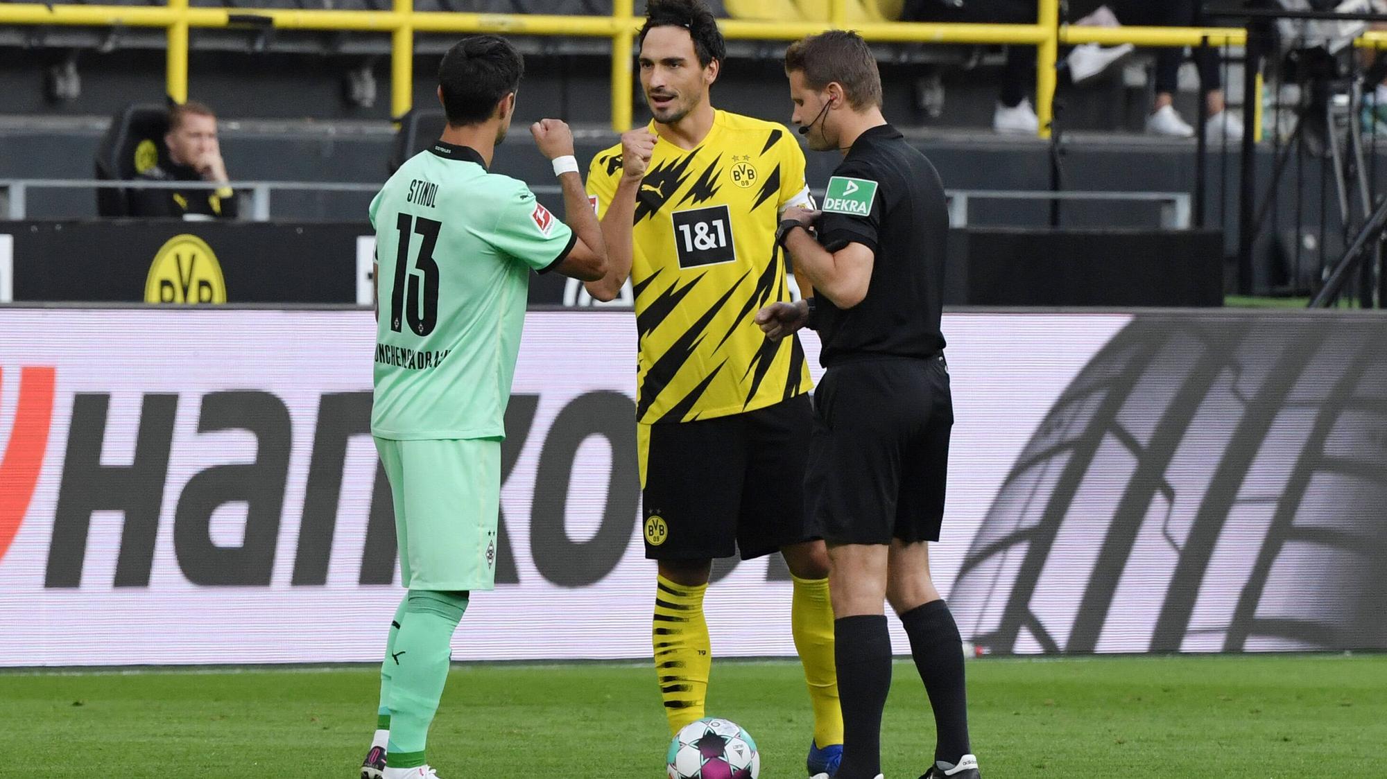 Von links nach rechts: Lars Stindl (Borussia Moenchengladbach), Mats Hummels (Borussia Dortmund) und Schiedsrichter Felix Brych begrüßen sich beim Bundesliga-Duell in Dortmund im vergangenen September.