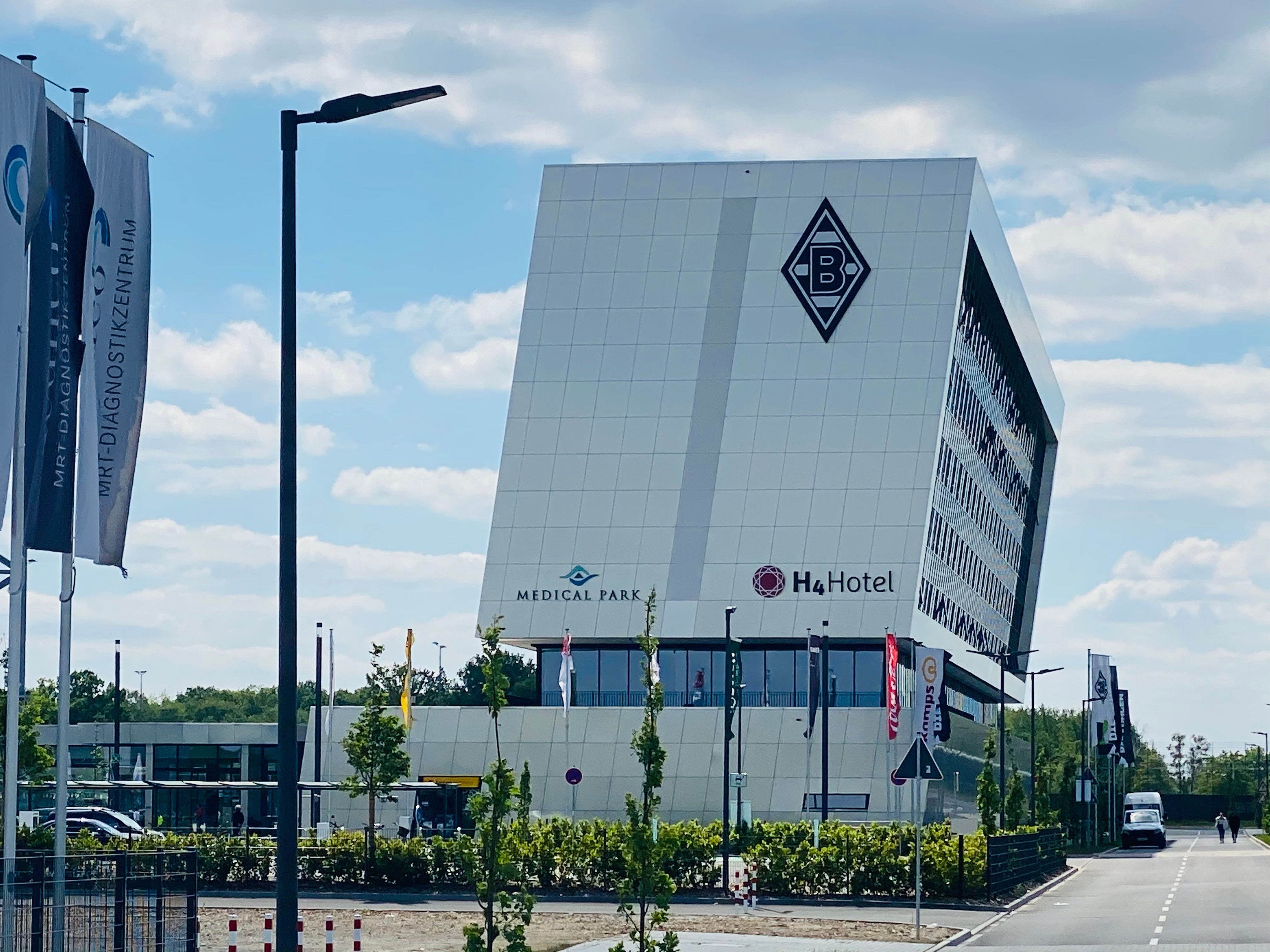 Im Gladbacher Borussia-Park steht das Gebäude „8 Grad“, welches ein Gesundheitszentrum, Arztpraxen und ein Hotel beherbergt.
