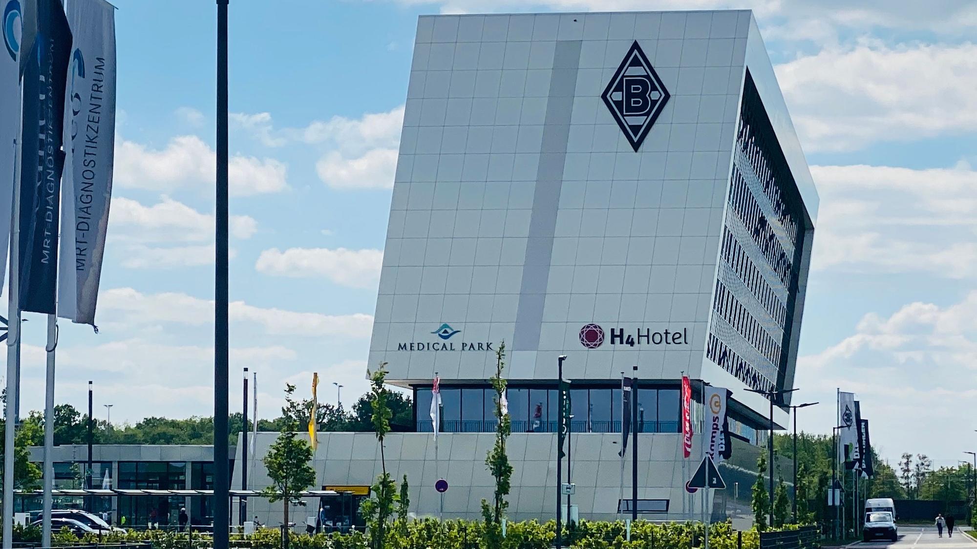 Im Gladbacher Borussia-Park steht das Gebäude „8 Grad“, welches ein Gesundheitszentrum, Arztpraxen und ein Hotel beherbergt.