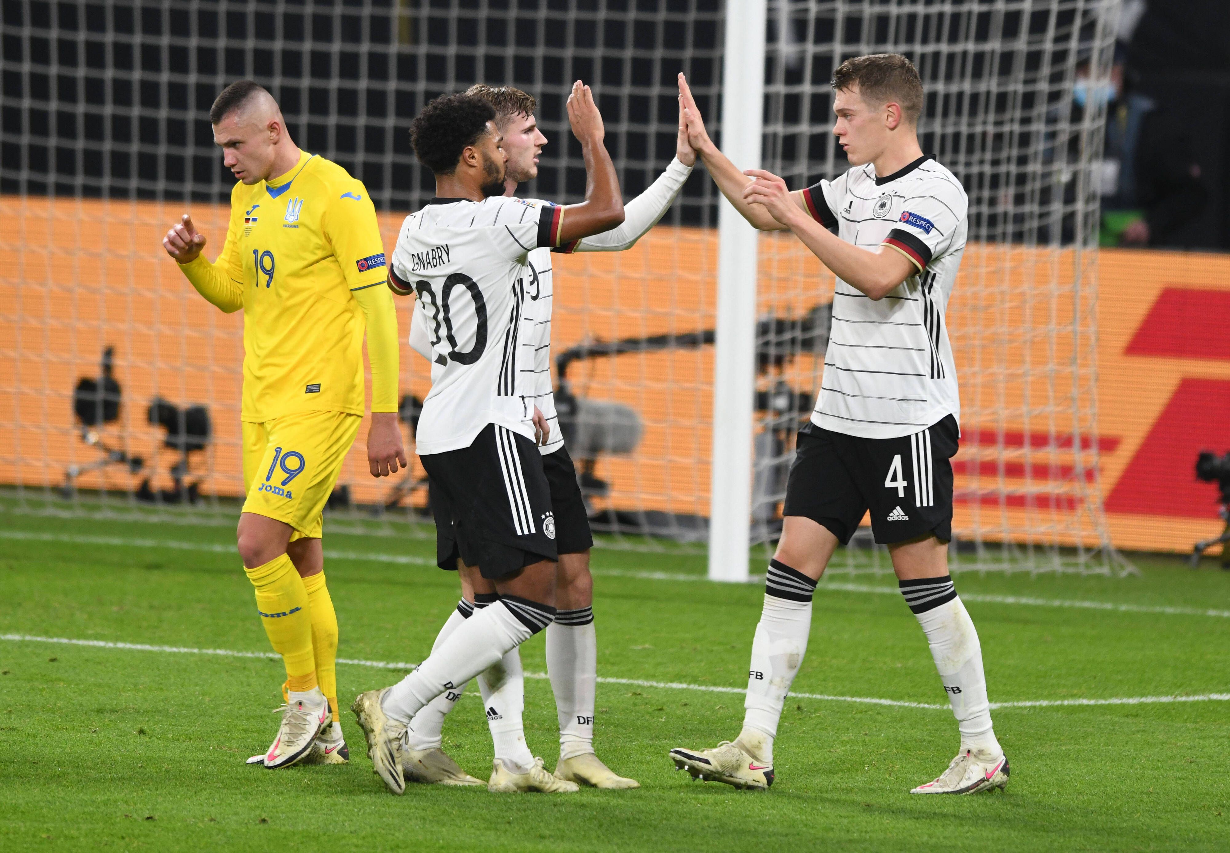 Jubel in den weißen Trikots: Drei DFB-Stars feiern das 3:1 gegen die Ukraine. Serge Gnabry (v. l.), Torschütze Timo Werner und Matthias Ginter (r.).