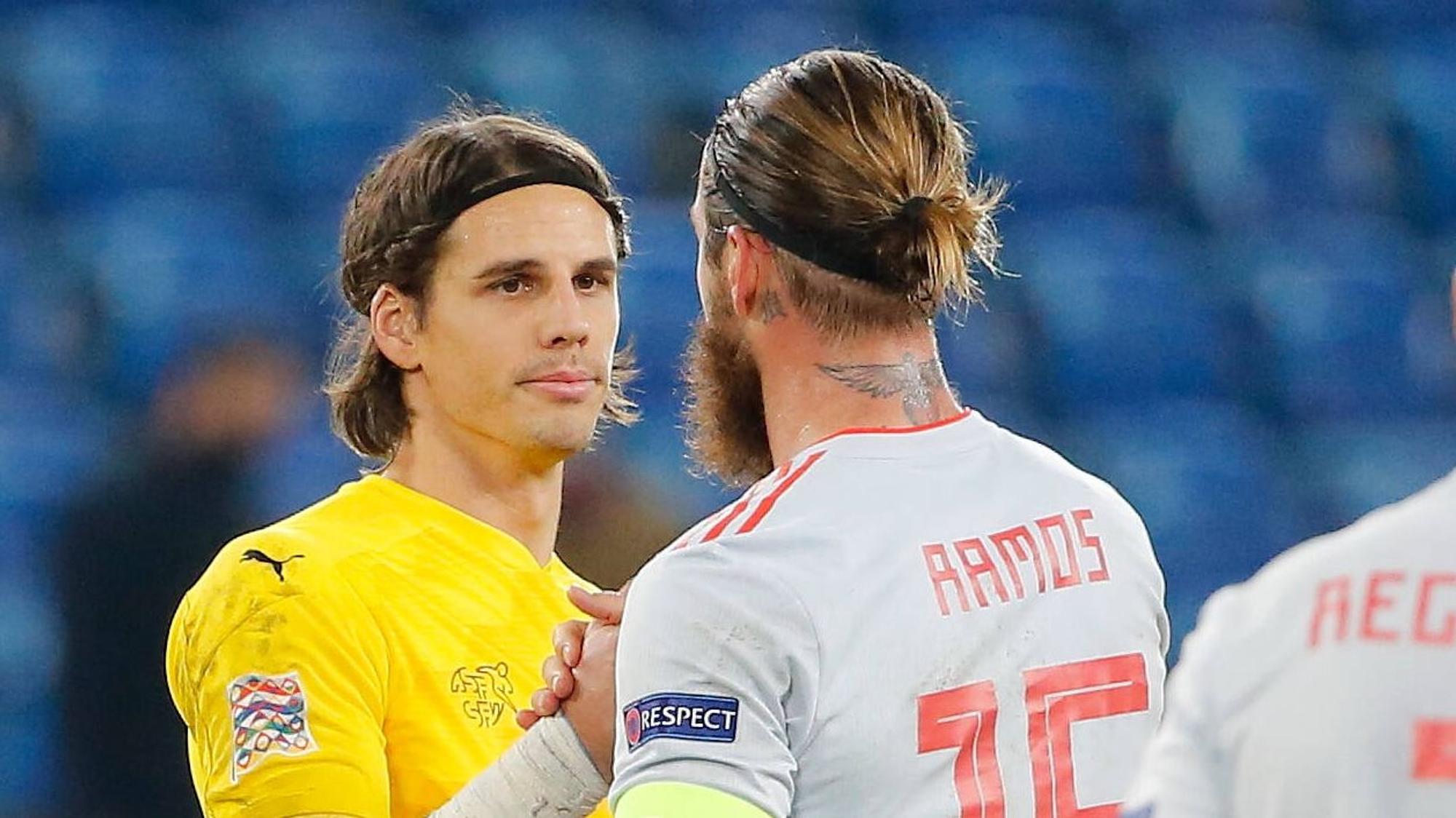 Torwart Yann Sommer (Schweiz, l.) klatscht Gegner Sergio Ramos (r.) nach dem Duell in der Nations League zwischen den Eidgenossen und Spanien ab.