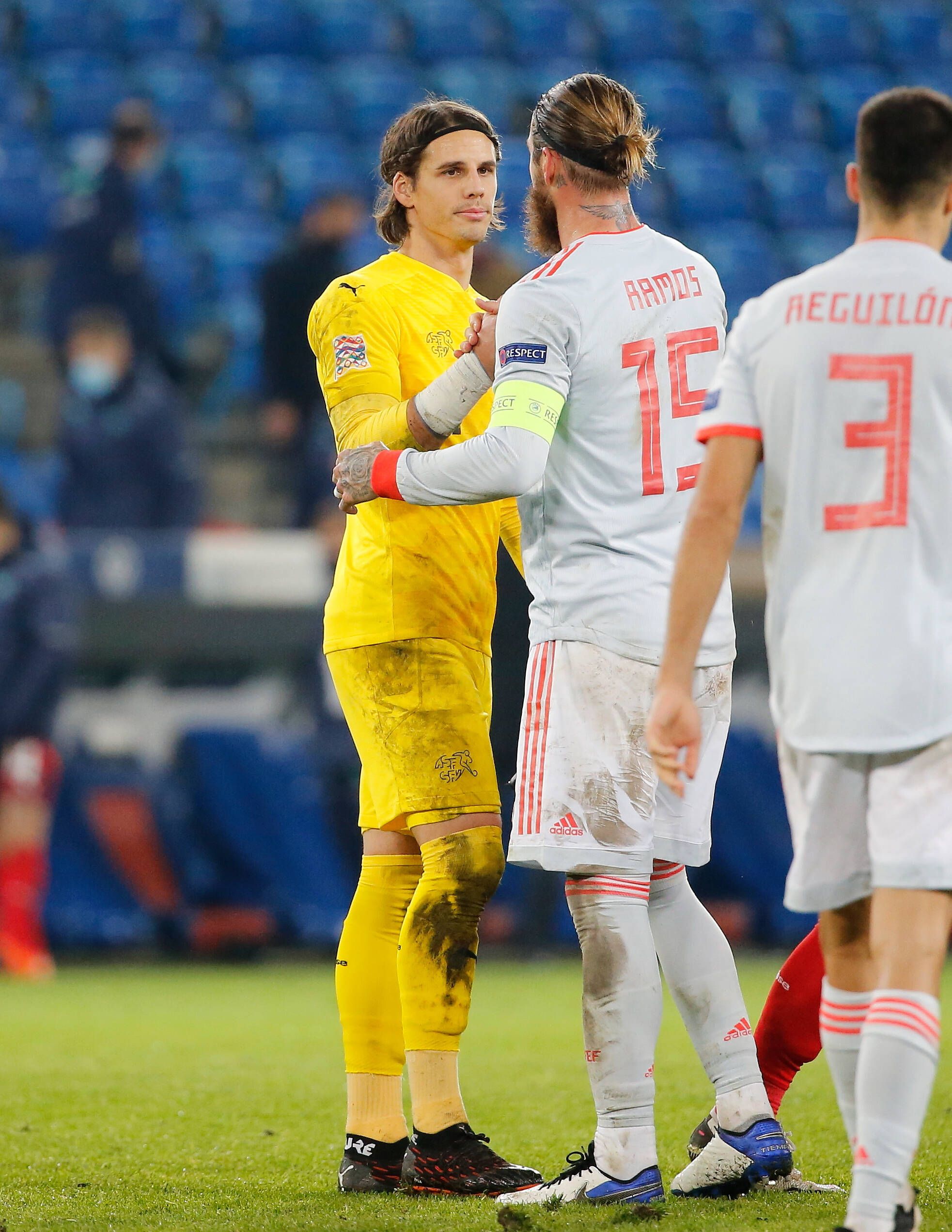Torwart Yann Sommer (Schweiz, l.) klatscht Sergio Ramos (Spanien, r.) nach dem Duell in der Nations League zwischen Schweiz und Spanien ab.