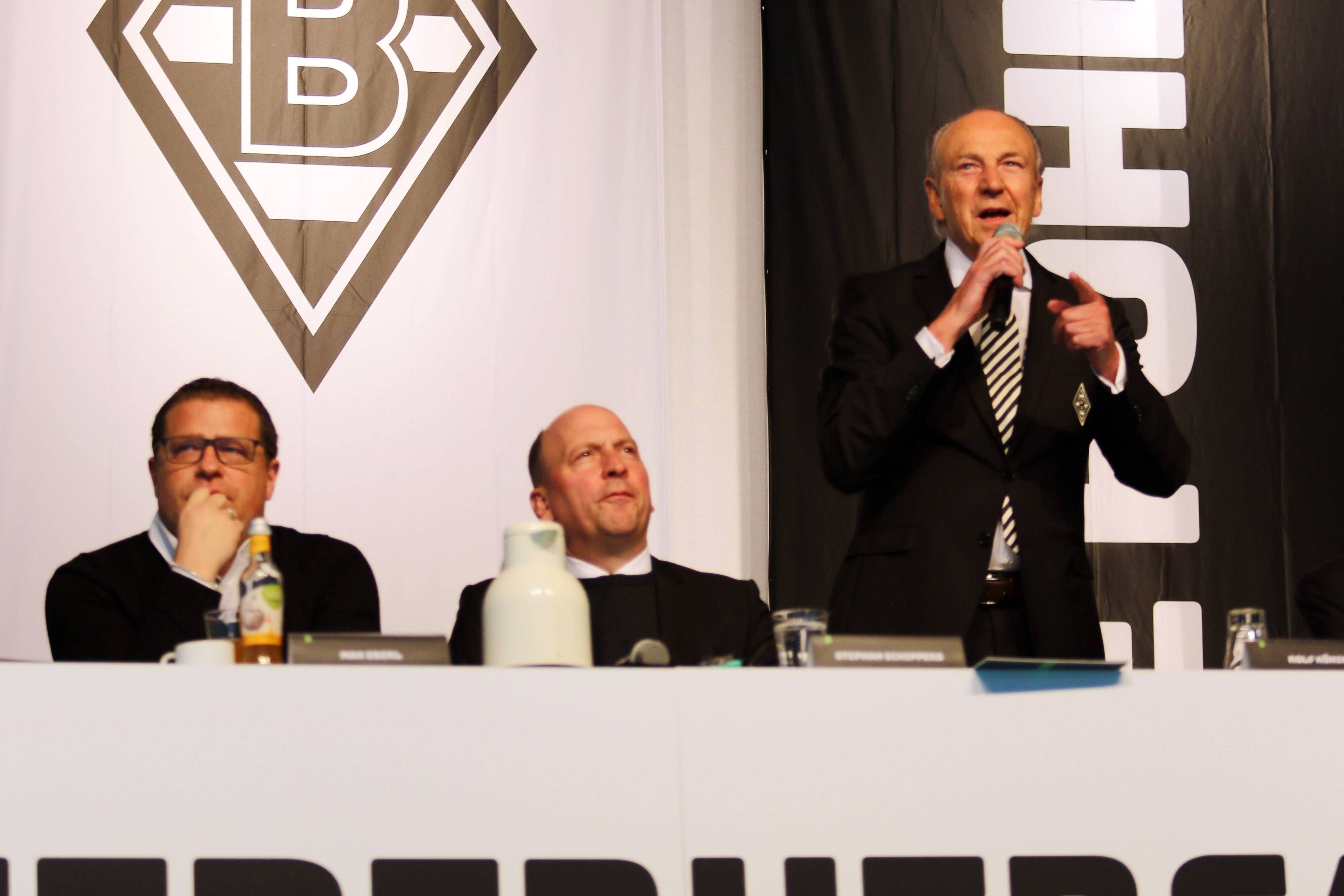 Drei Männer leiten maßgeblich die Geschicke in Gladbach (von rechts): Präsident Rolf Königs, Geschäftsführer Stephan Schippers, Sportdirektor Max Eberl. Hier bei einer Versammlung im April 2019.
