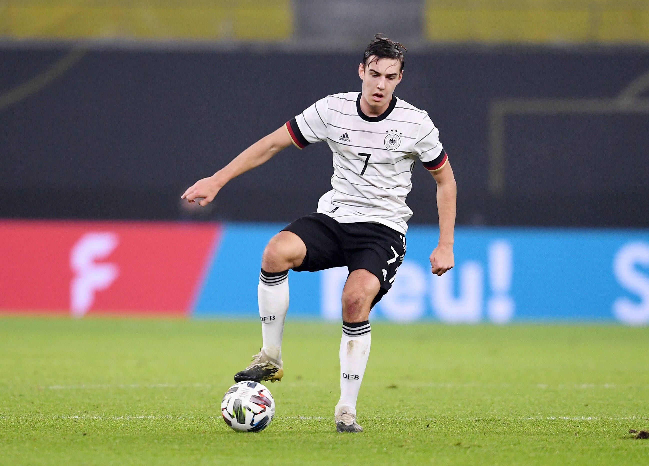 Beim Spiel zwischen Deutschland und der Tschechischen Republik in Leipzig kontrolliert der Gladbachs Florian Neuhaus den Ball.