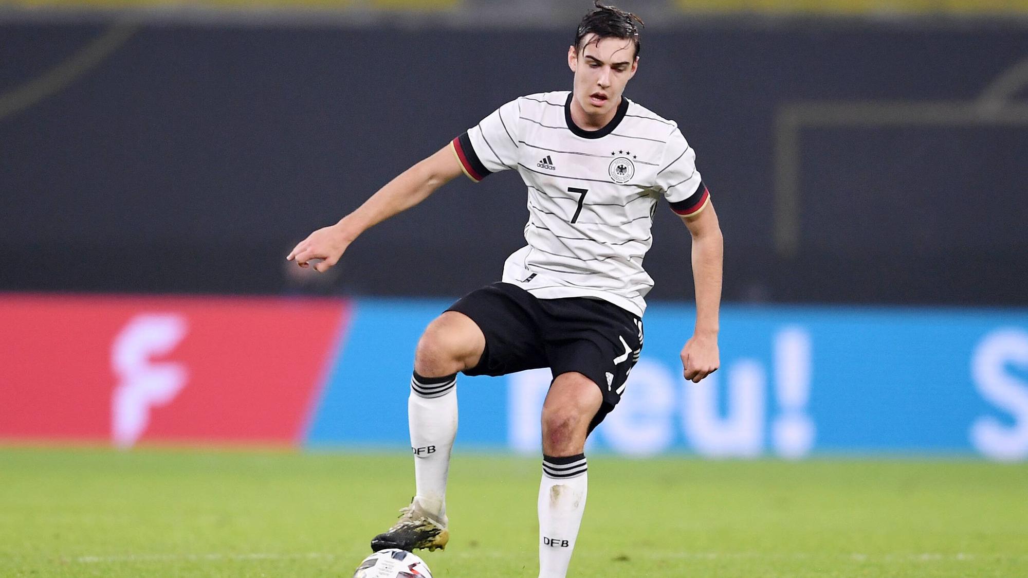 Beim Spiel zwischen Deutschland und der Tschechischen Republik in Leipzig kontrolliert der Gladbachs Florian Neuhaus den Ball.