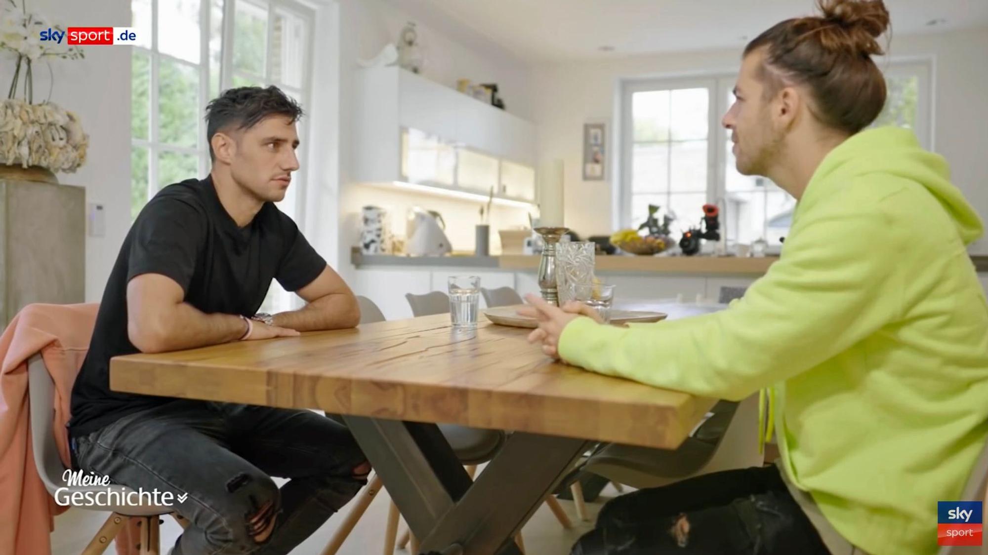 Lars Stindl sitzt am Küchentisch in seinem Haus in der Nähe von Düsseldorf und unterhält sich mit Sky-Reporter Riccardo Basile.