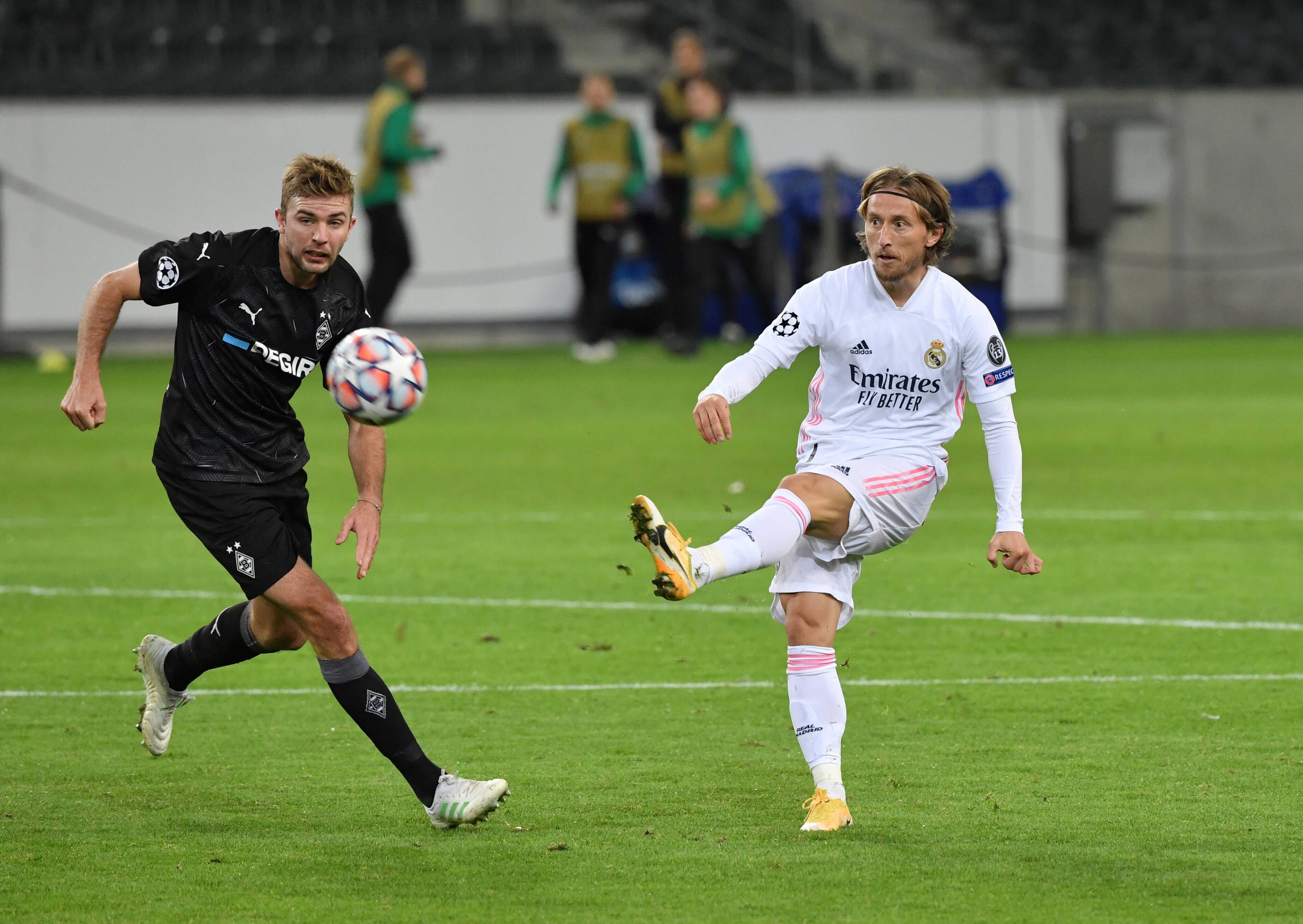 Christoph Kramer (l.) bekam nach dem 2:2-Unentschieden gegen Real Madrid das Trikot von Luka Modric (r.).