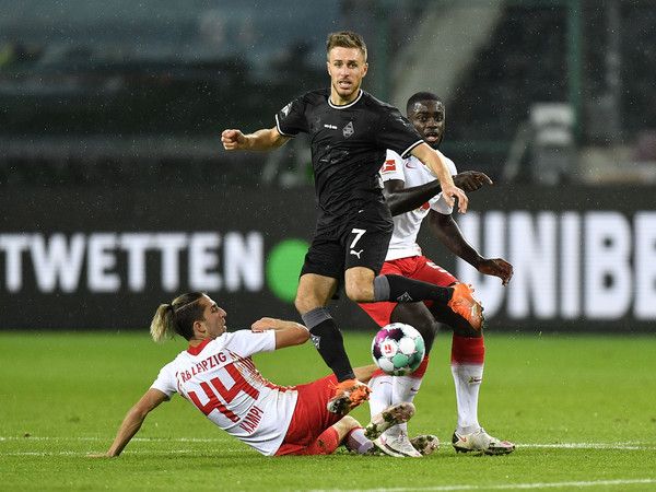 Der Leipziger Kevin Kampl liegt am Boden, Gladbachs Offensivspieler Patrick Herrmann (M.) setzt sich im Duell der beiden Vereine Ende Oktober durch, Gegenspieler Dayot Upamecano schaut zu.