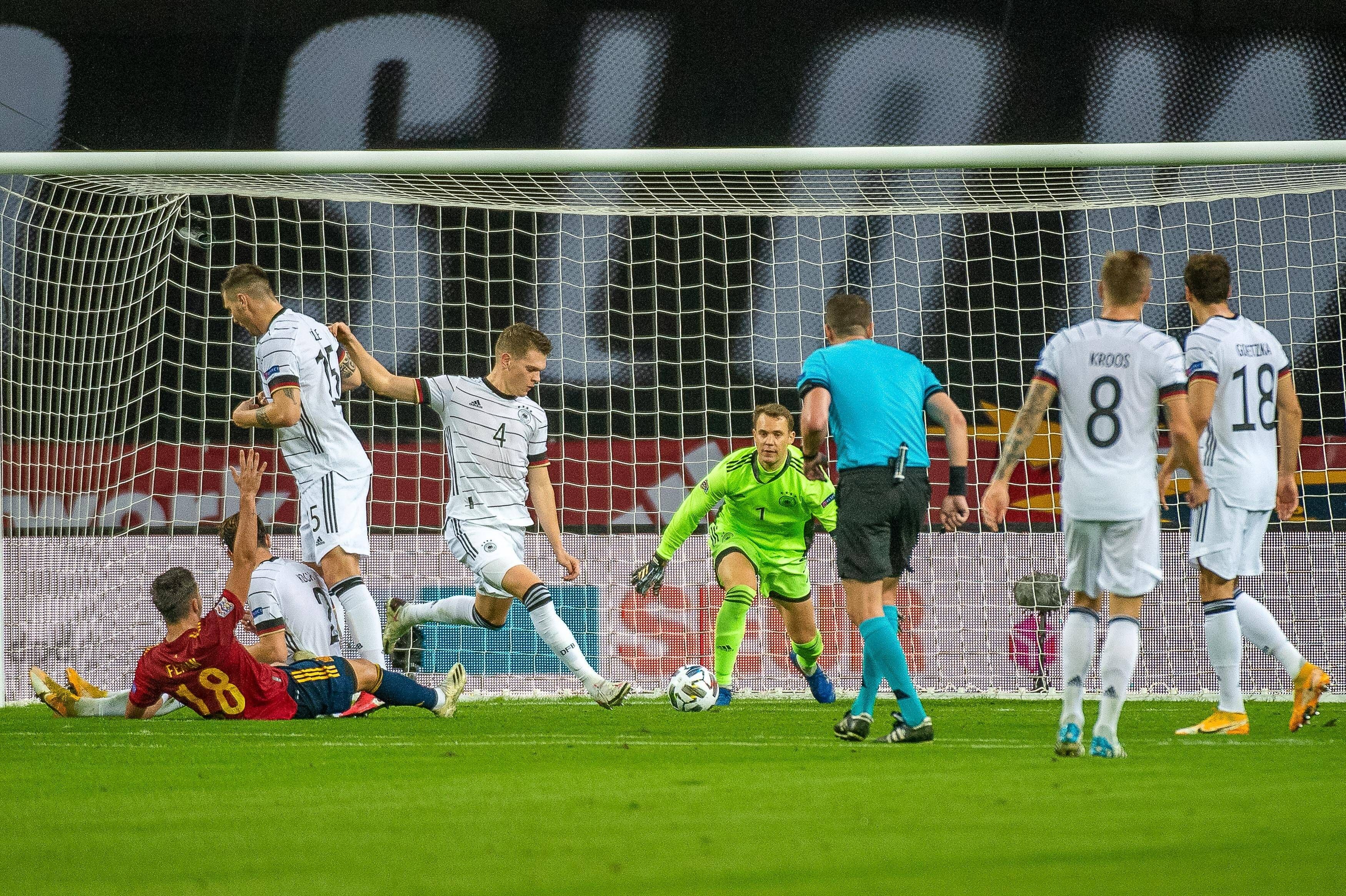 Gladbachs Abwehrchef Matthias Ginter klärt in dieser Szene gegen furiose Spanier den Ball, während seine Team Kollegen Kroos, Goretzka und Torhüter Neuer gespannt zuschauen.