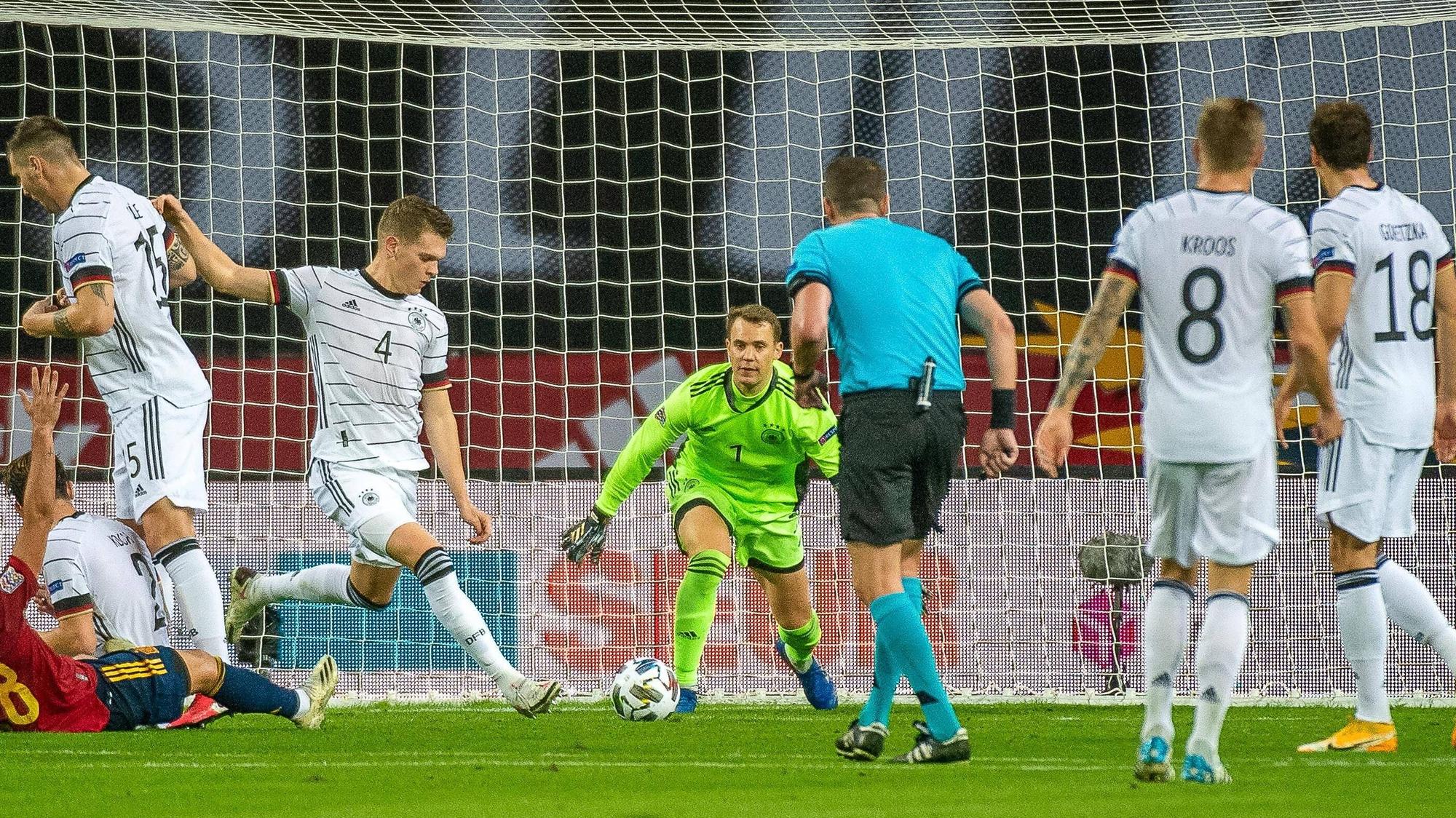 Gladbachs Abwehrchef Matthias Ginter klärt in dieser Szene gegen furiose Spanier den Ball, während seine Team Kollegen Kroos, Goretzka und Torhüter Neuer gespannt zuschauen.