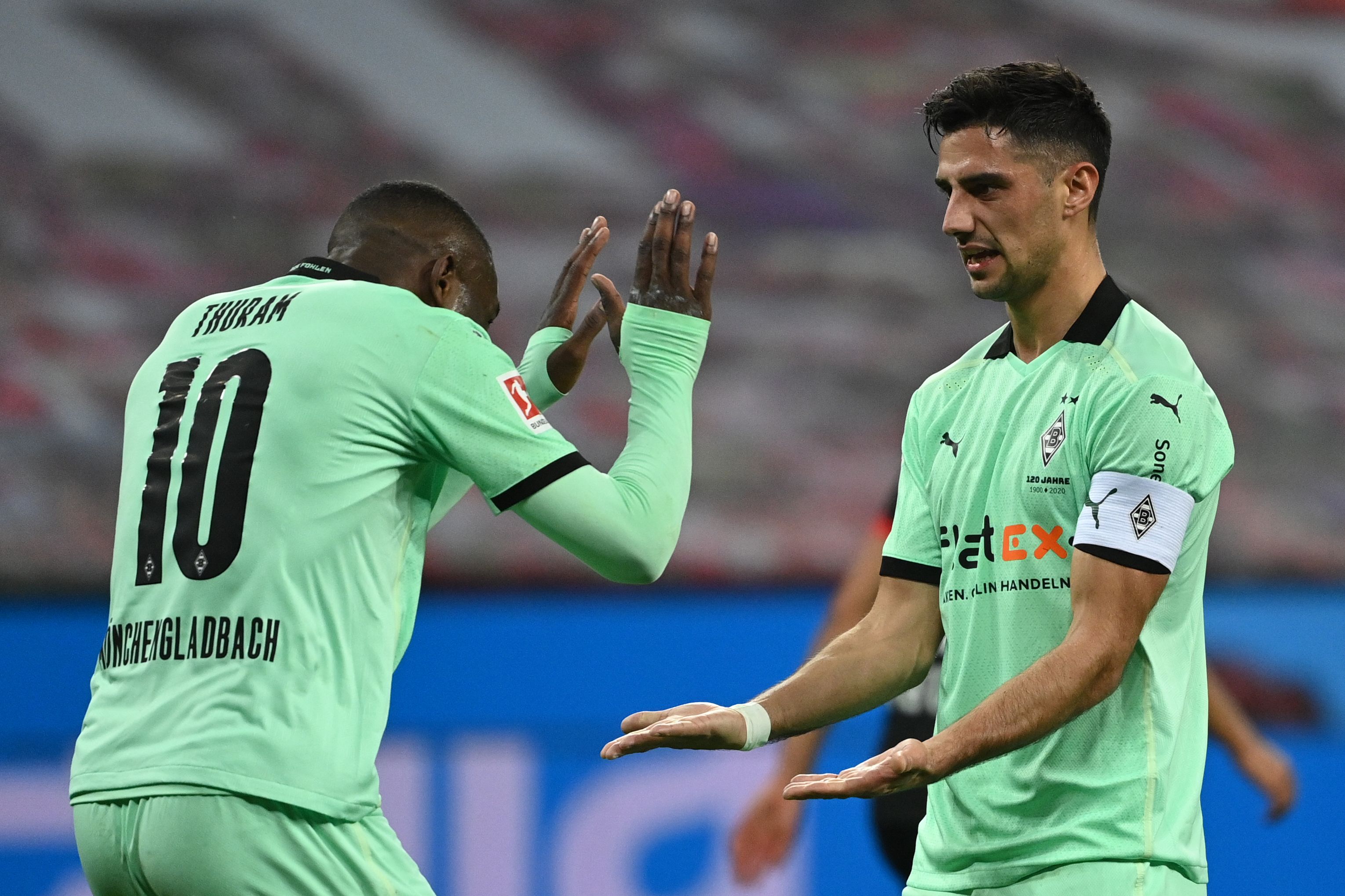 Gladbachs Lars Stindl (r.) bejubelt mit Marcus Thuram (l.) einen Treffer gegen Leverkusen.