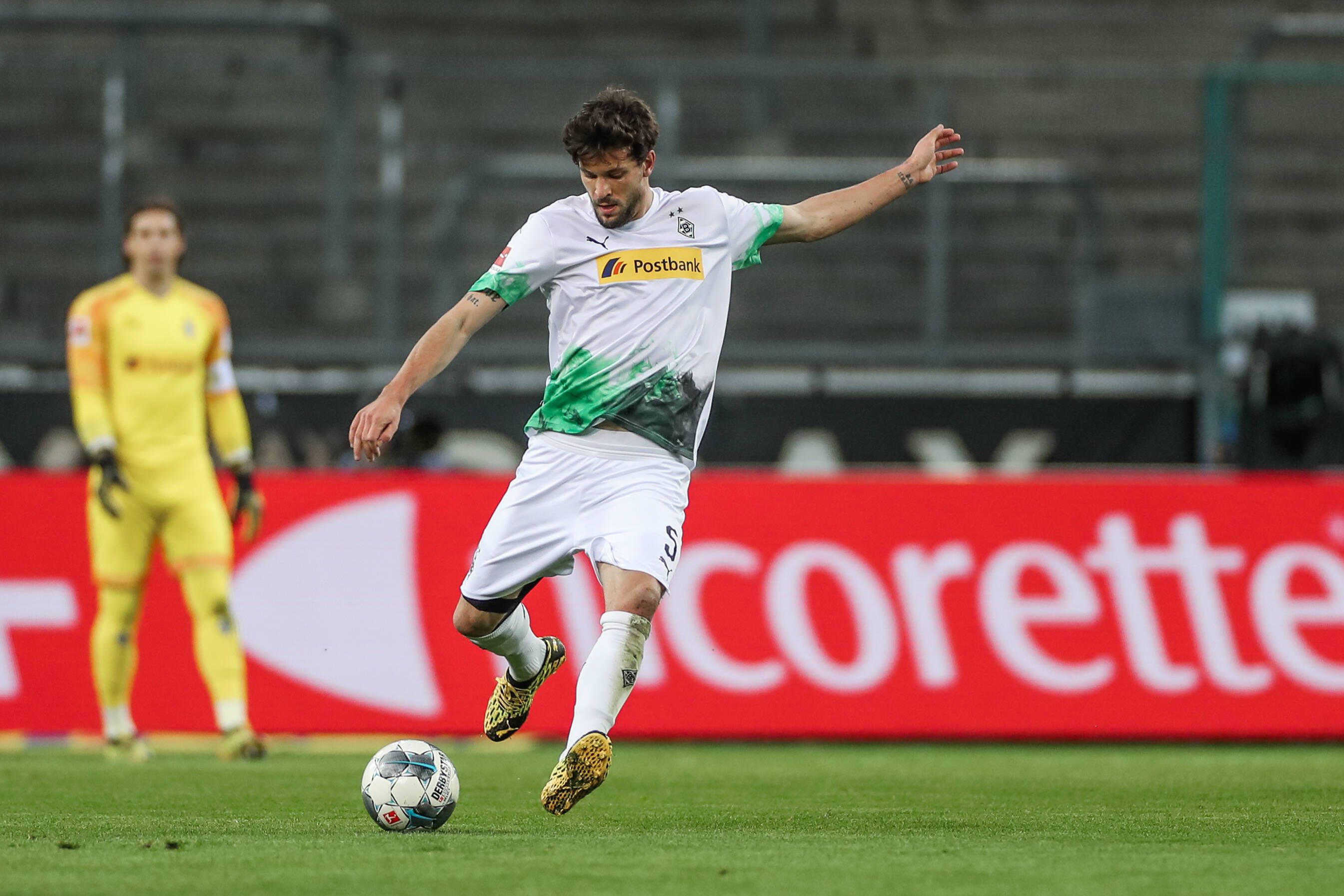 Tobias Strobl, hier als Gladbach-Profi beim 2:1-Sieg am 11. März im Geister-Derby gegen den 1. FC Köln, kehrt am Samstag als Spieler des FC Augsburg in den Borussia-Park zurück.