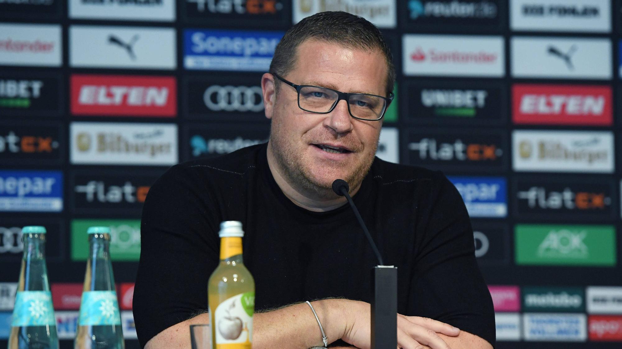 Gladbachs Sportdirektor Max Eberl beantwortet auf einer Pressekonferenz im September die Fragen der Reporter.