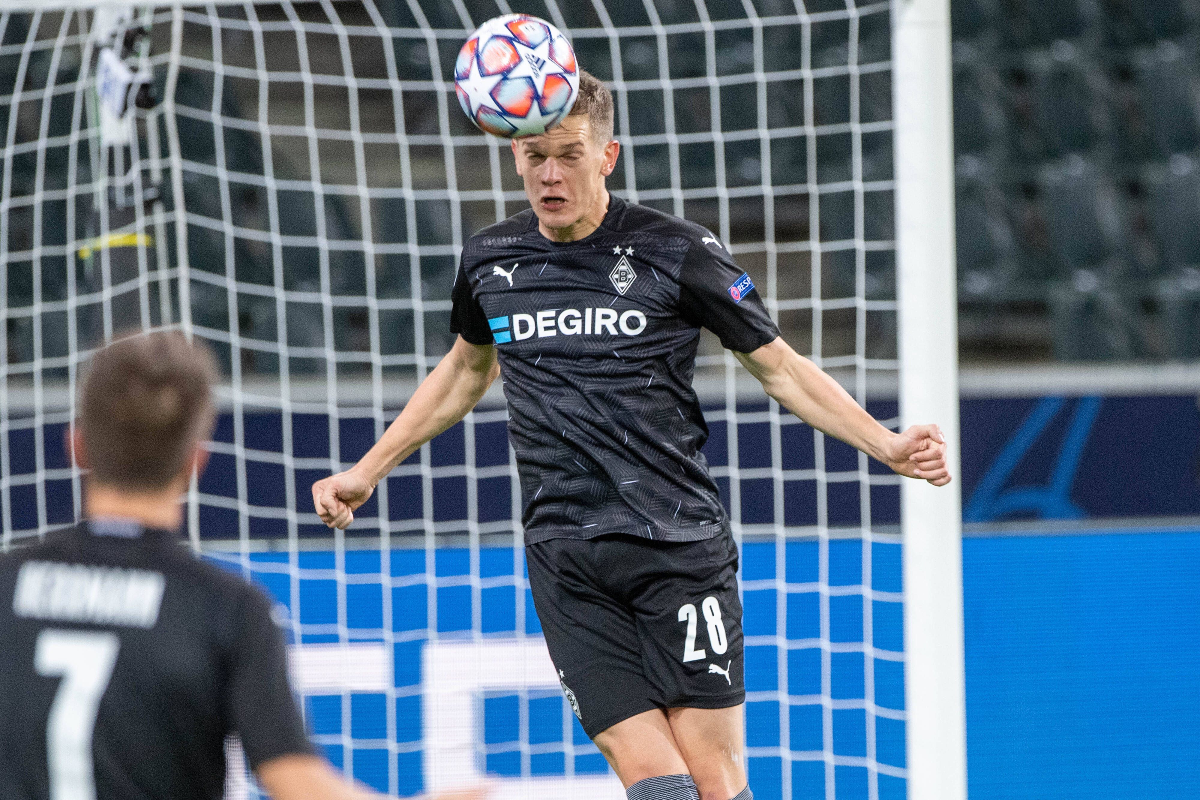 Nationalspieler Matthias Ginter von Borussia Mönchengladbach köpft einen Ball aus dem Strafraum.