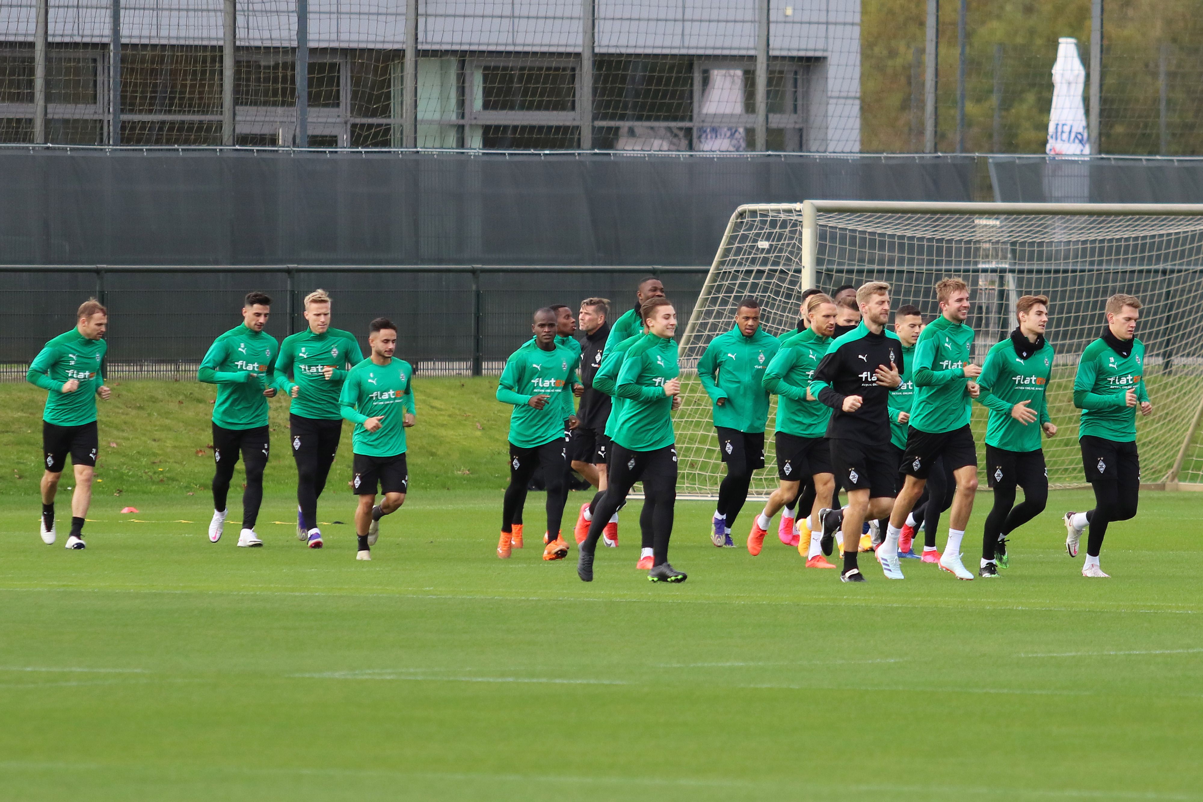 Die Mannschaft von Borussia Mönchengladbach beim Abschlusstraining im Borussia-Park vor dem Abflug zum Champions-League-Match gegen Schachtar Donezk in Kiew.