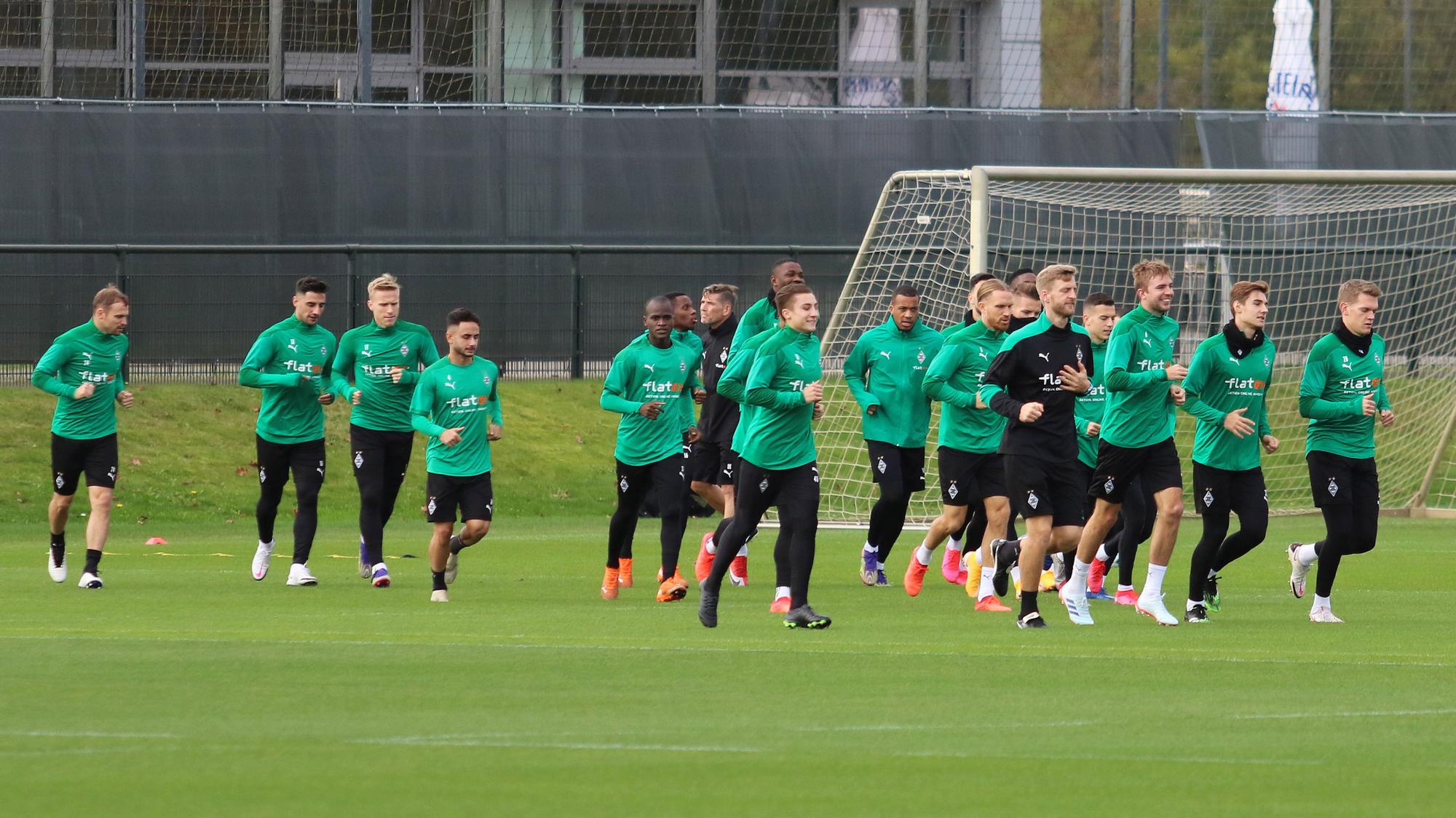 Die Mannschaft von Borussia Mönchengladbach beim Abschlusstraining im Borussia-Park vor dem Abflug zum Champions-League-Match gegen Schachtar Donezk in Kiew.