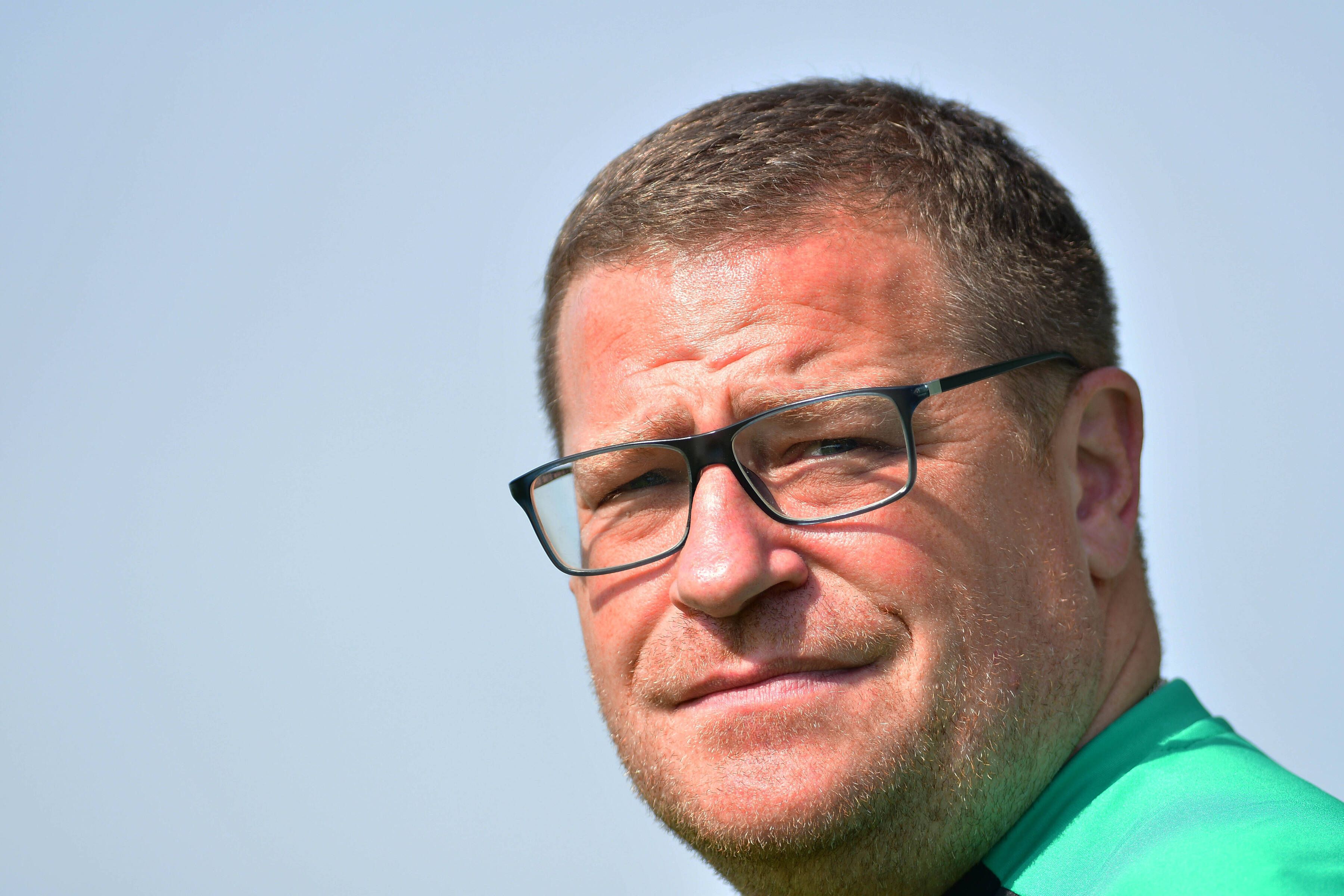 Max Eberl, Manager der Gladbacher Borussia, blickt in die Kamera eines Fotografen.
