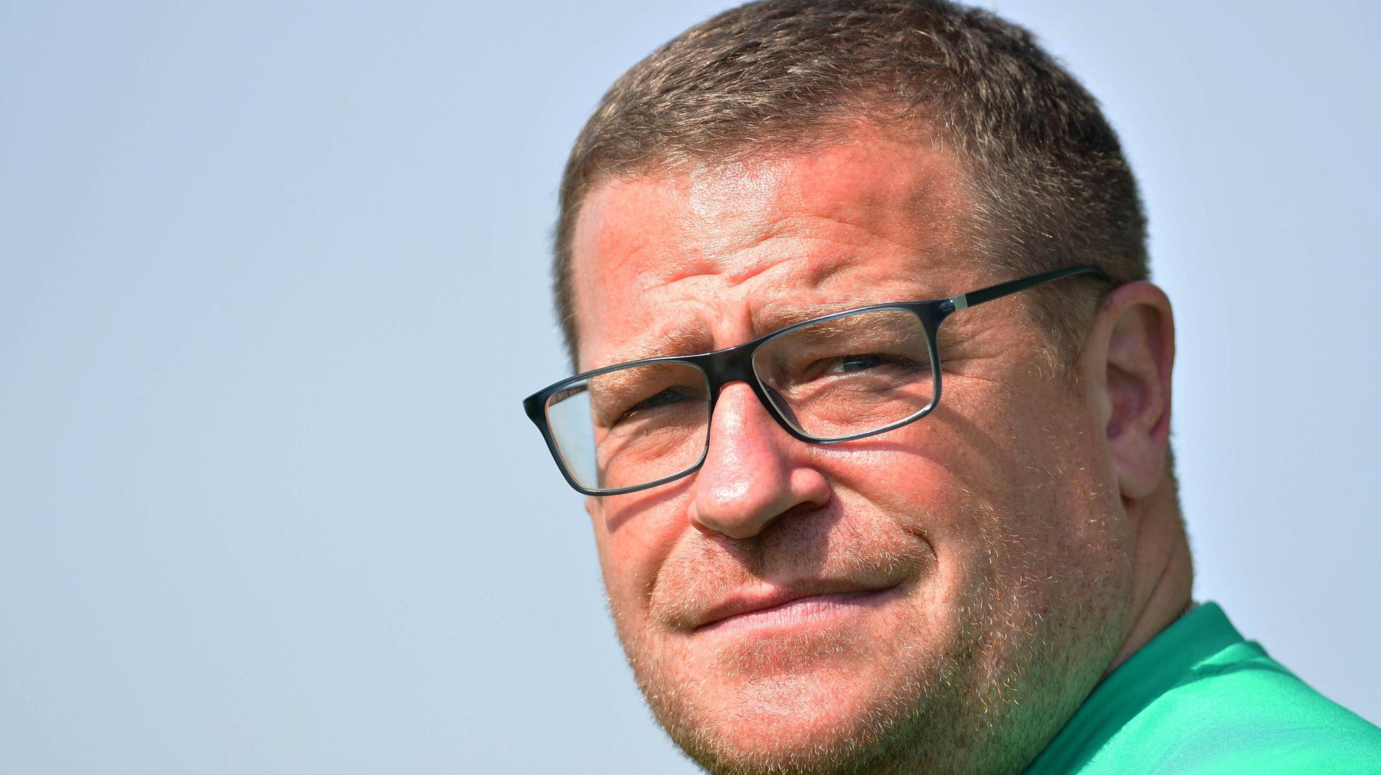 Max Eberl, Manager der Gladbacher Borussia, blickt in die Kamera eines Fotografen.