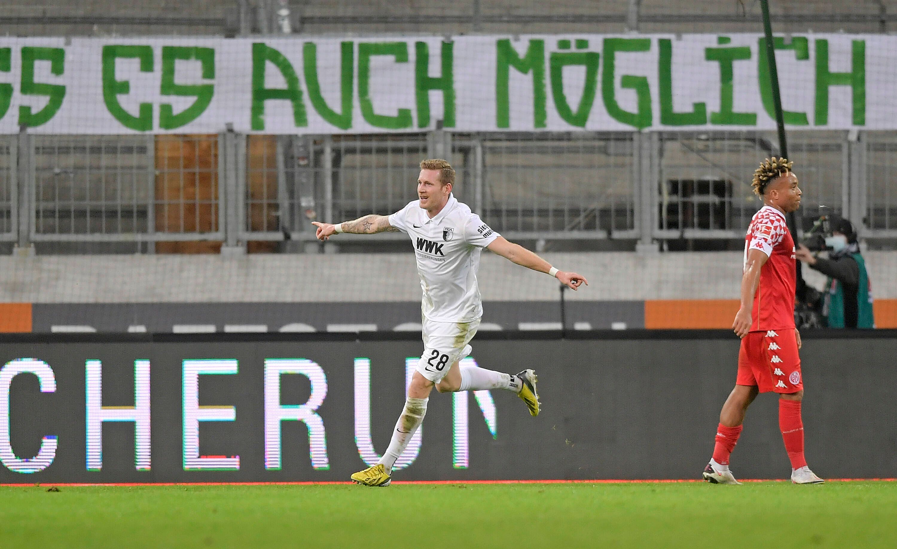 Augsburgs André Hahn feiert sein erstes Tor im Spiel gegen Mainz 05.