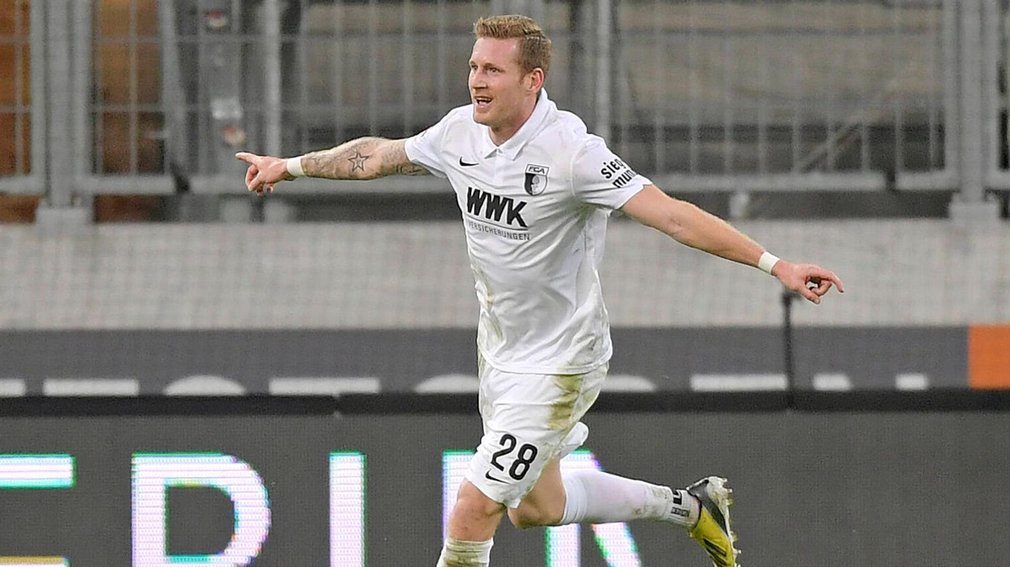 Augsburgs André Hahn feiert sein erstes Tor im Spiel gegen Mainz 05.