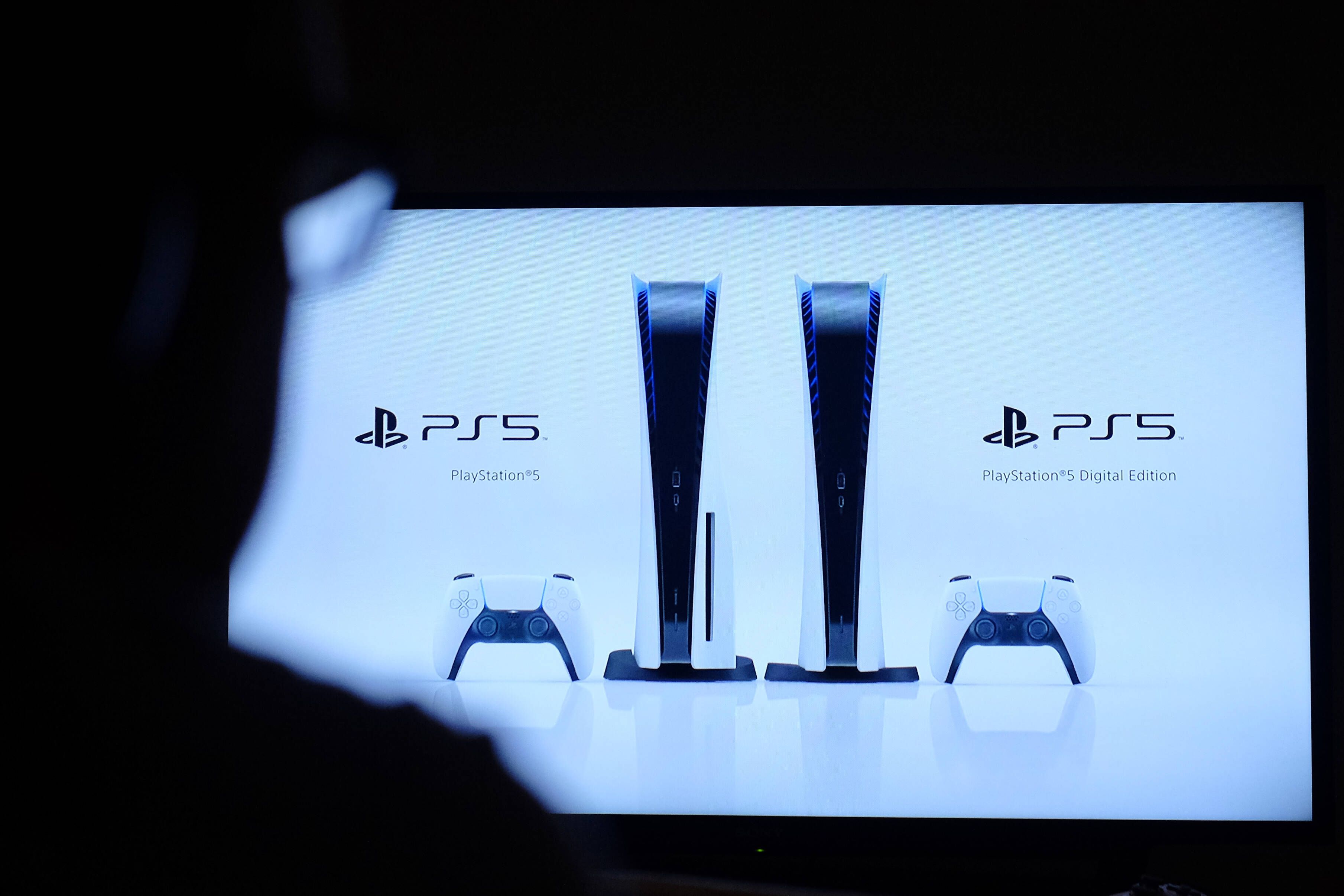 Ein Mann schaut auf einen Monitor, auf dem ein Werbefilm zur neuen Spielekonsole „Playstation 5“ zu sehen ist. Das Symbolfoto entstand am 11. Juni.