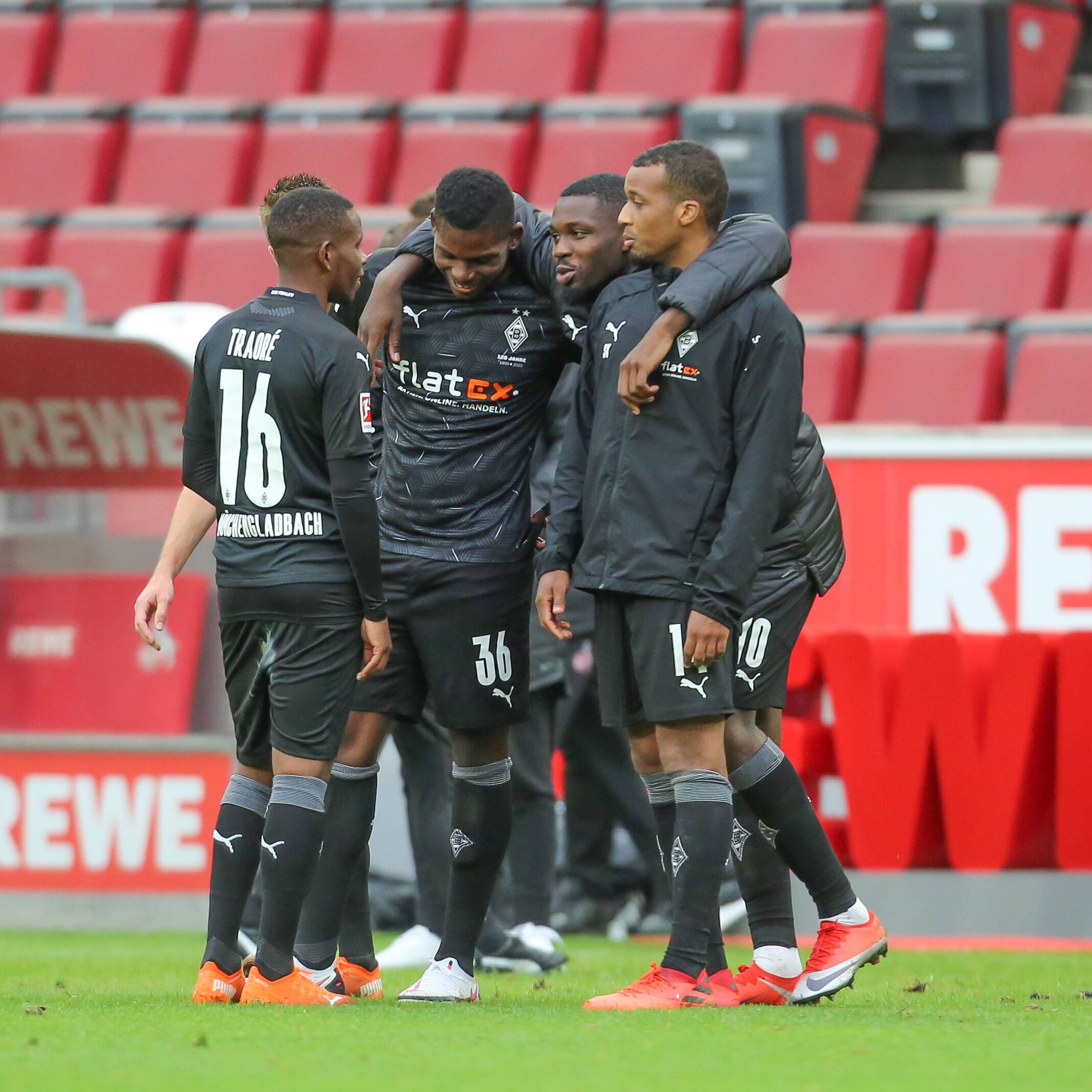 Die Gladbacher Spieler Ibrahima Traore, Breel Embolo, Marcus Thuram und Alassane Plea freuen sich nach dem Derby-Sieg (3:1) Anfang Oktober in Köln.