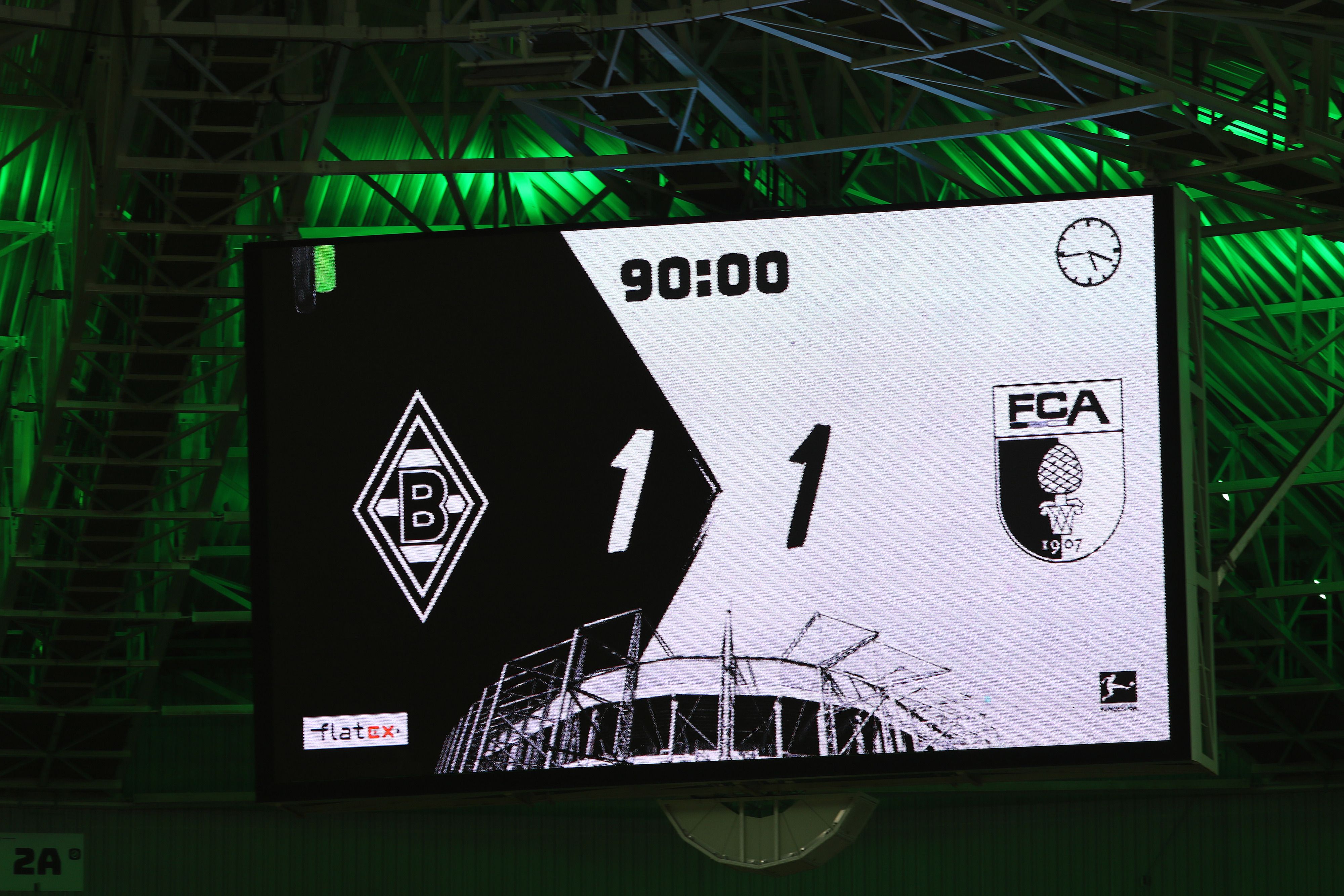 Die Anzeigetafel im Borussia-Park zeigt es an: Gladbach trennt sich vom FC Augsburg mit 1:1.