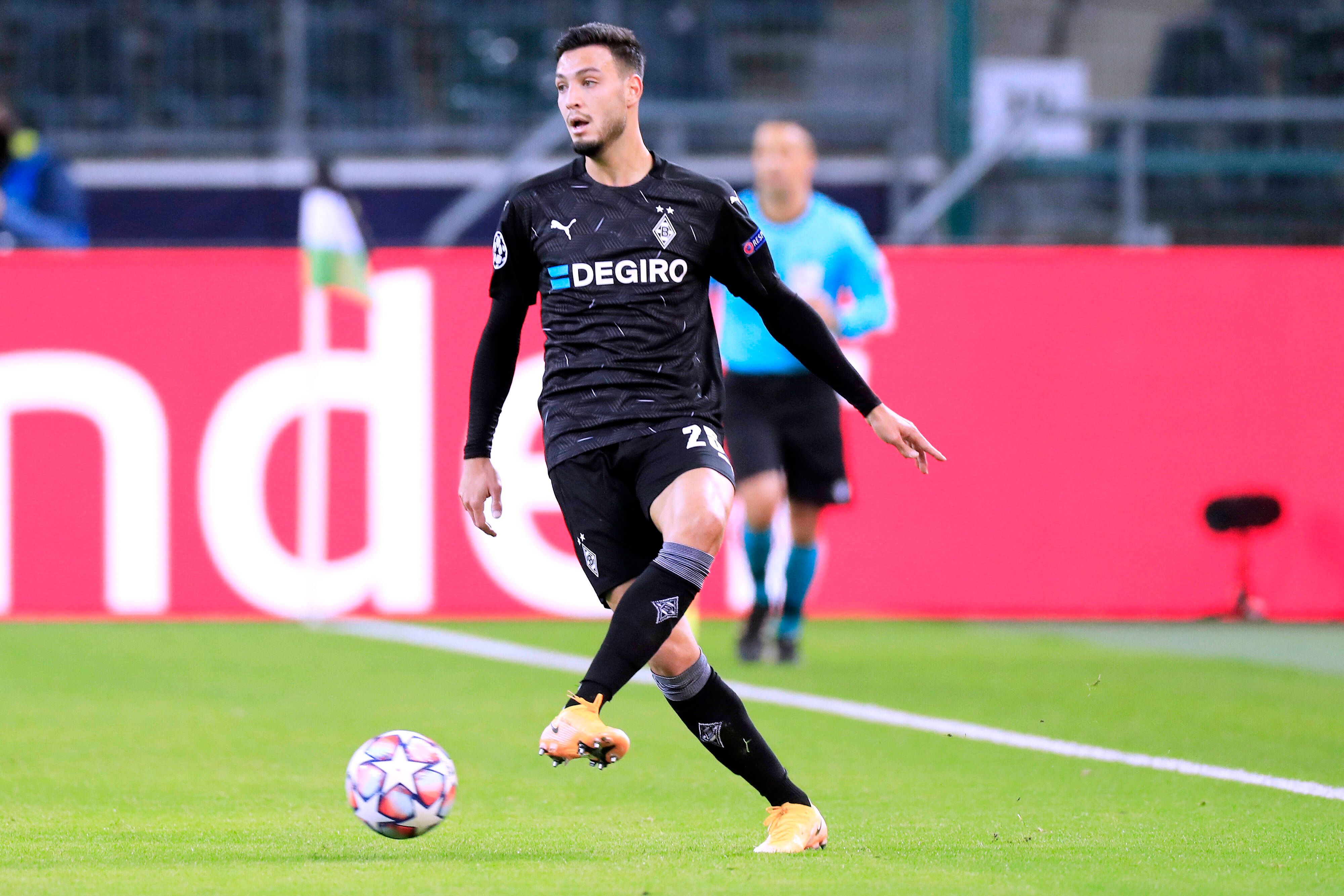 Borussias Verteidiger Ramy Bensebaini, hier im Duell Ende Oktober gegen Real Madrid, ist positiv auf das Corona-Virus getestet worden
