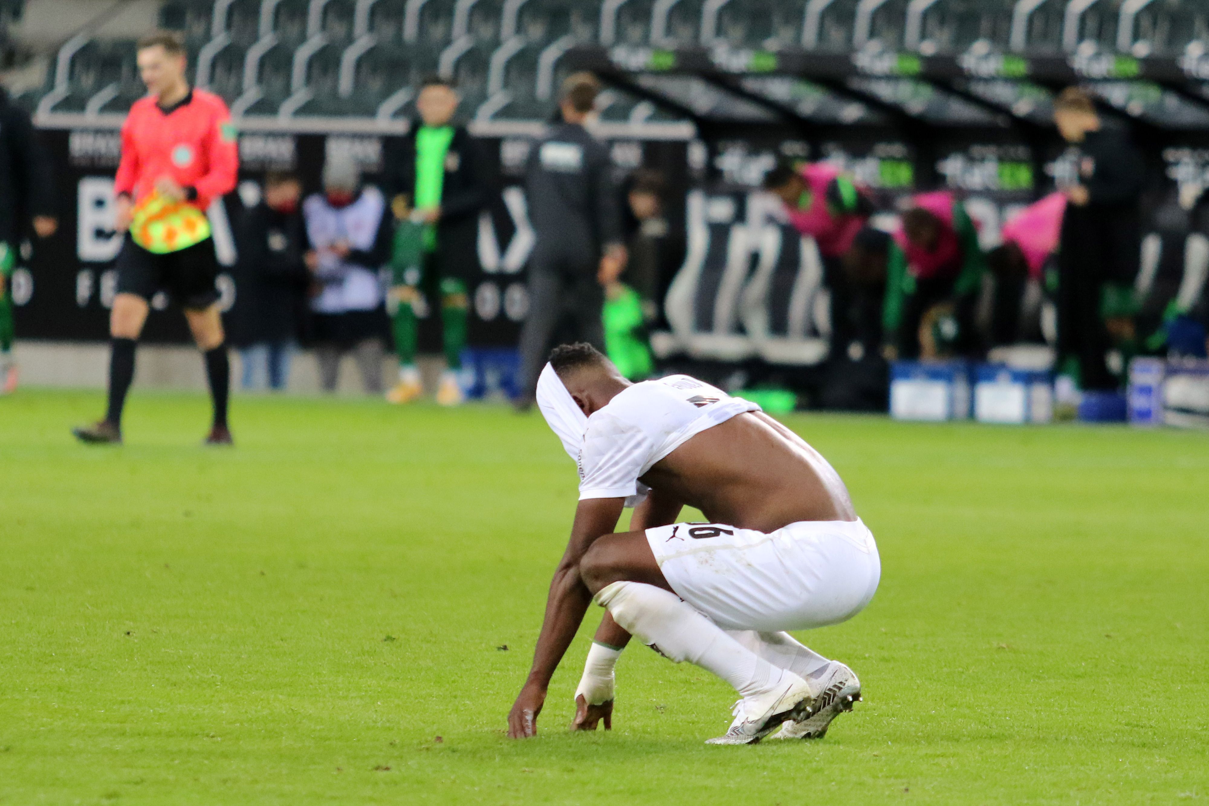 Gladbach-Stürmer Breel Embolo vergräbt sein Gesicht nach dem enttäuschenden 1:1-Remis gegen Augsburg unter seinem Trikot.