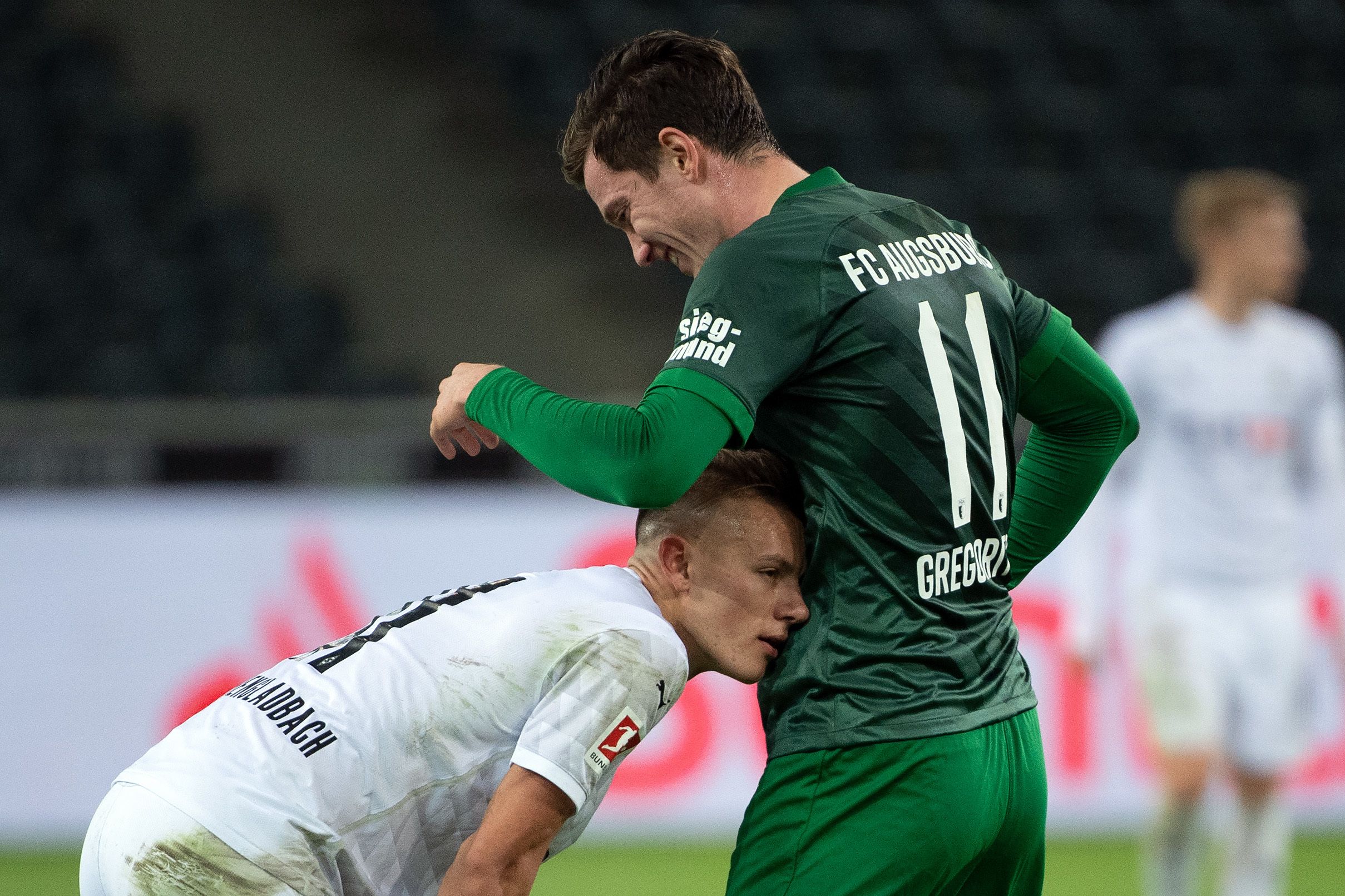 Hannes Wolf (l.) hadert nach Abpfiff mit dem Unentschieden gegen den FC Augsburg.