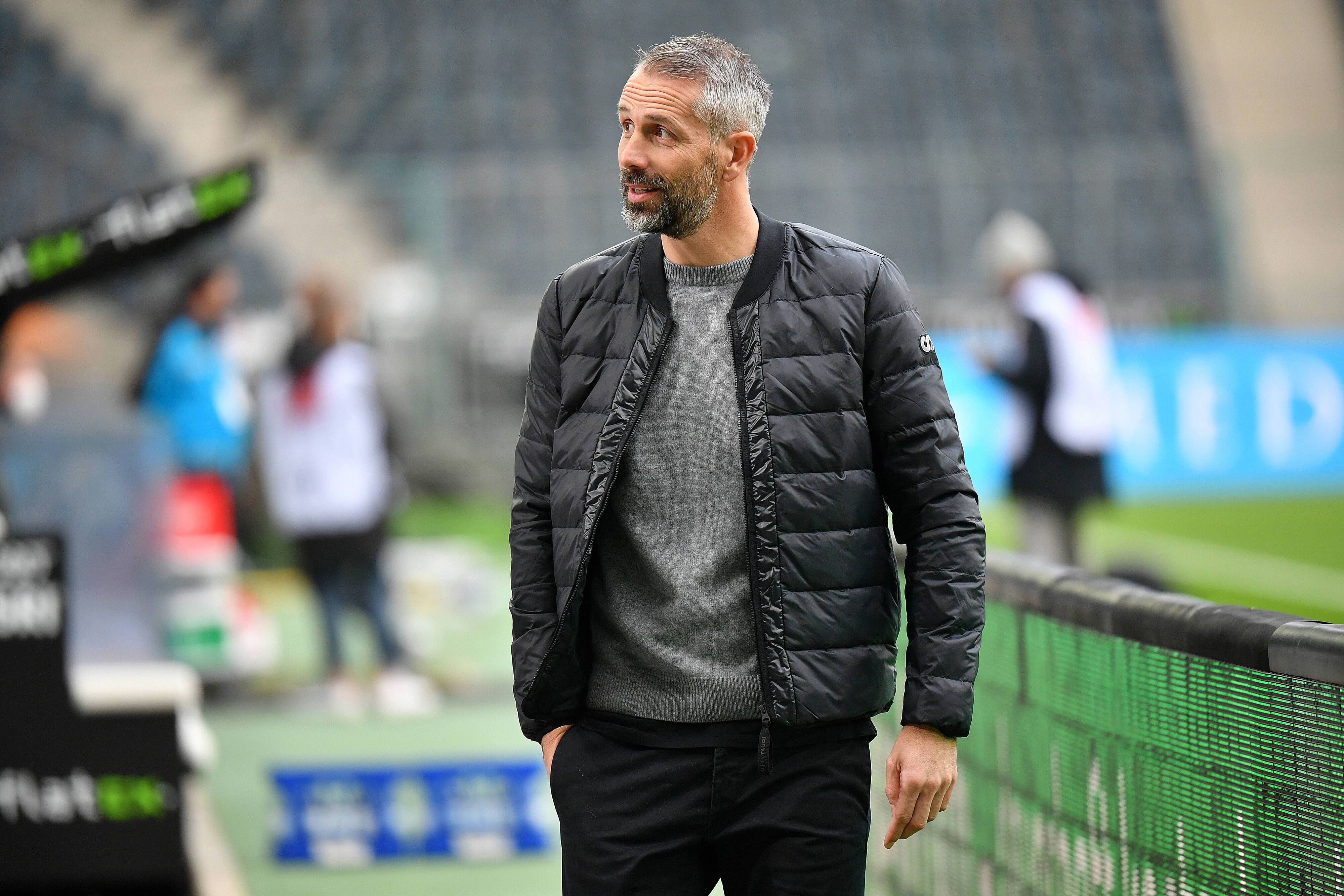 Trainer Marco Rose blickt nach dem 1:1-Remis seiner Gladbacher Borussia gegen den FC Augsburg Richtung Tribüne.