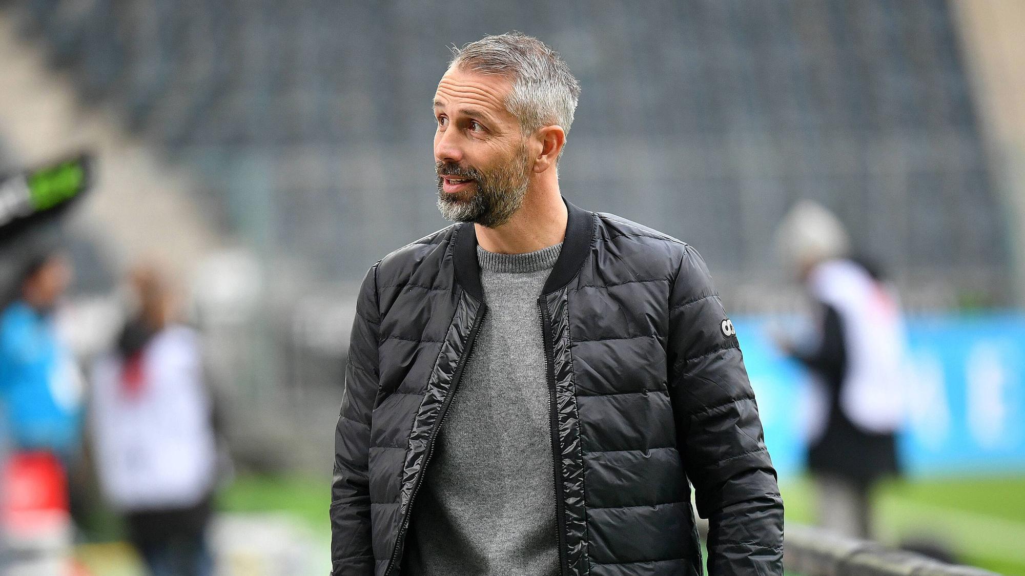 Trainer Marco Rose blickt nach dem 1:1-Remis seiner Gladbacher Borussia gegen den FC Augsburg Richtung Tribüne.