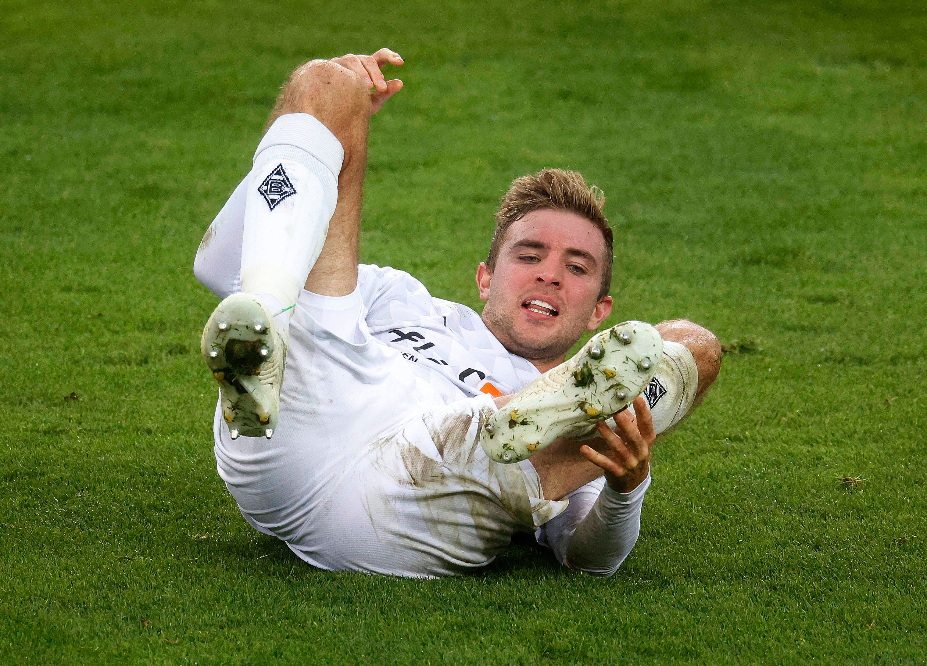 Gladbachs Christoph Kramer legt im Heimspiel gegen Augsburg am Boden.