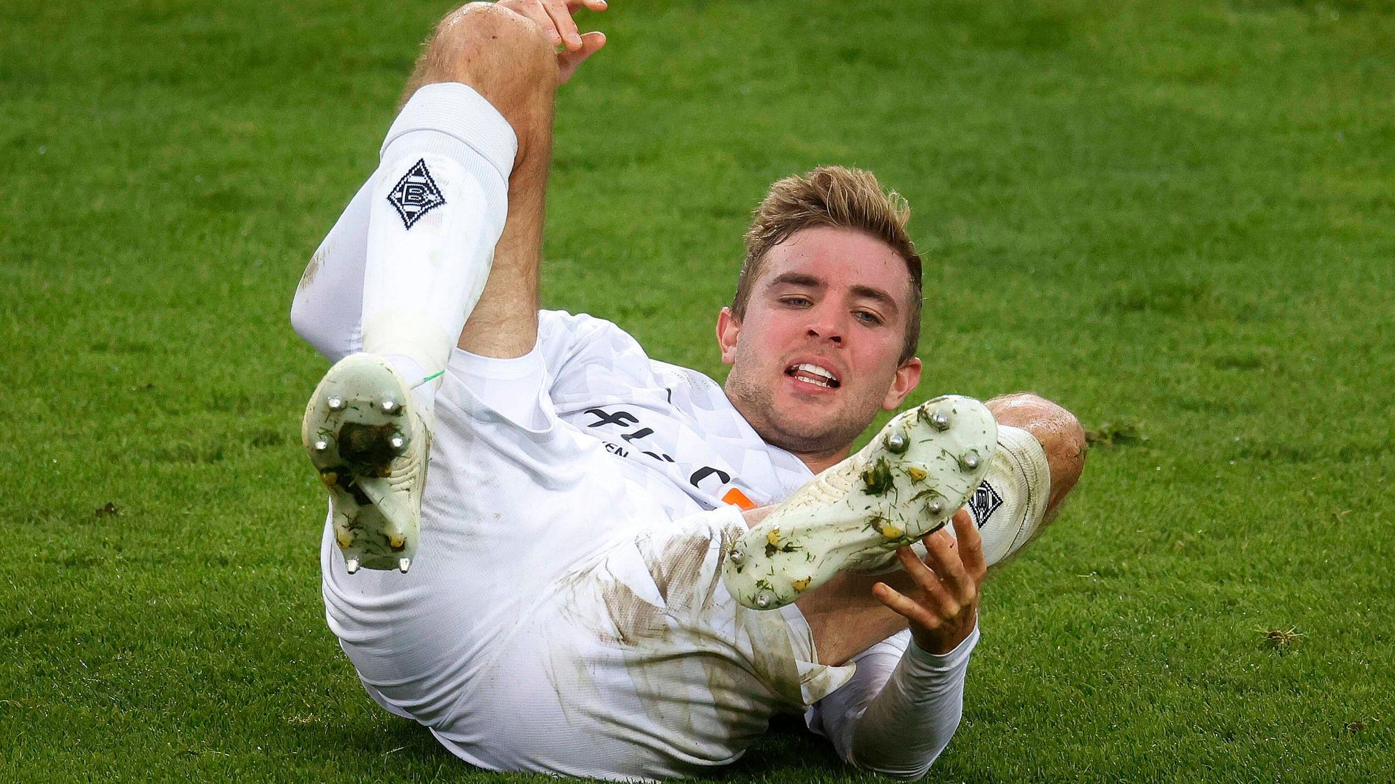 Gladbachs Christoph Kramer legt im Heimspiel gegen Augsburg am Boden.