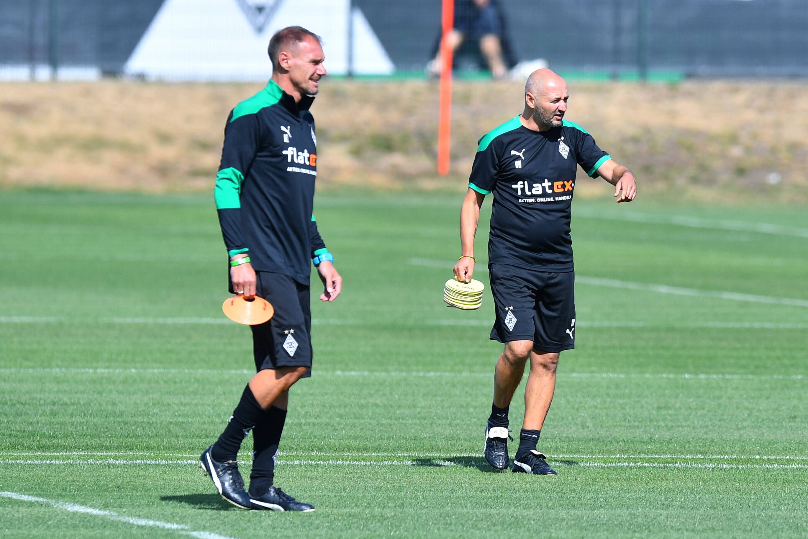 Die beiden Ex-Nationalstürmer Alexander Zickler (l.) und Oliver Neuville (r.) bei einer Trainingseinheit im Borussia-Park im August 2020.