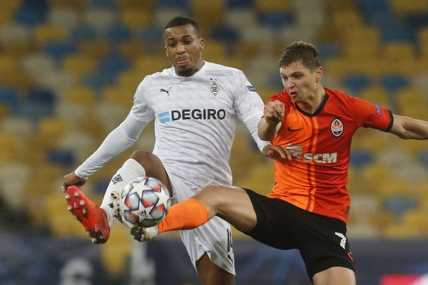 Borussia-Stürmer Alassane Plea (l.) in Aktion gegen Valeriy Bondar (r.), von Schachtar Donezk.