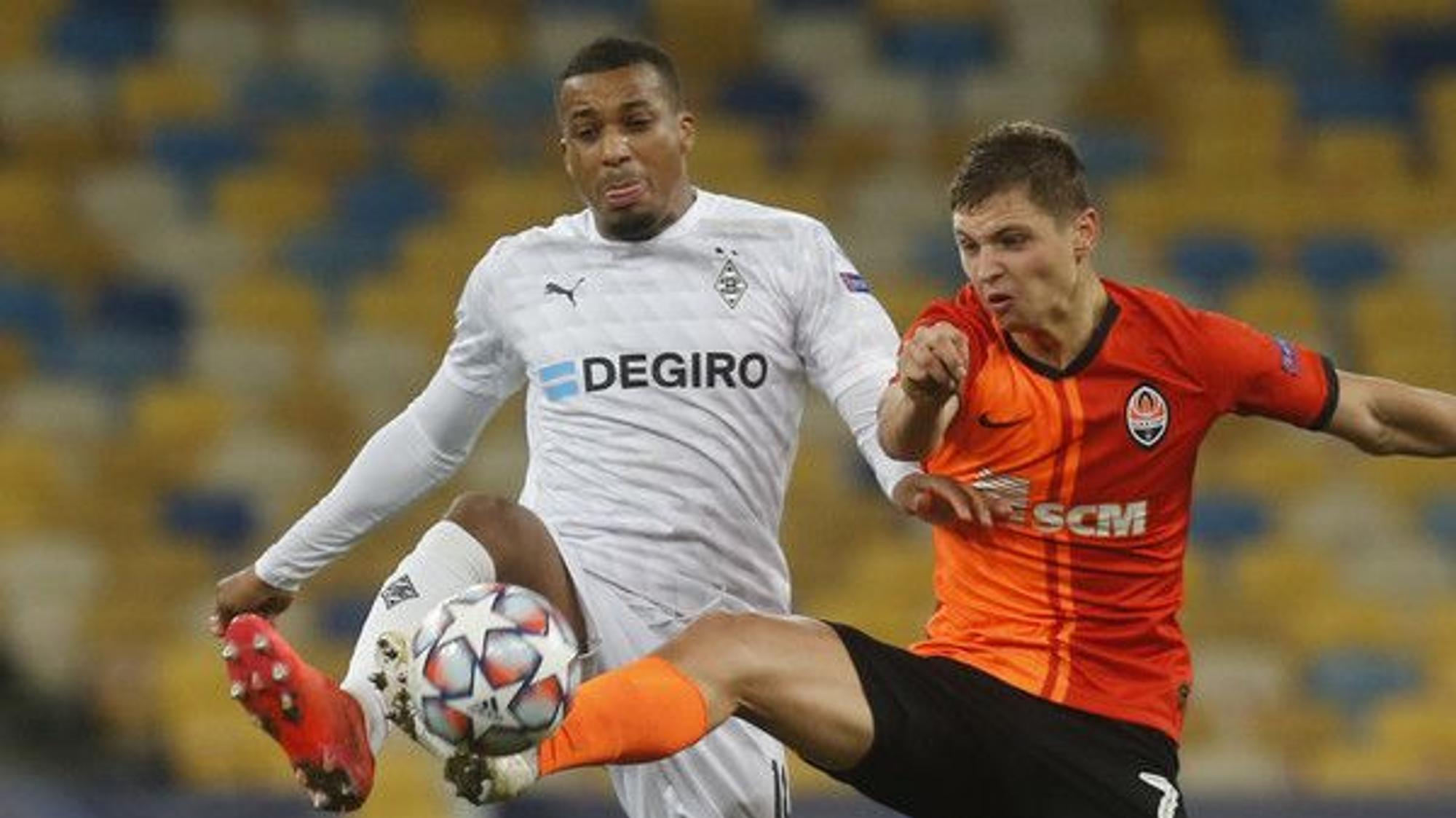 Borussia-Stürmer Alassane Plea (l.) in Aktion gegen Valeriy Bondar (r.), von Schachtar Donezk.