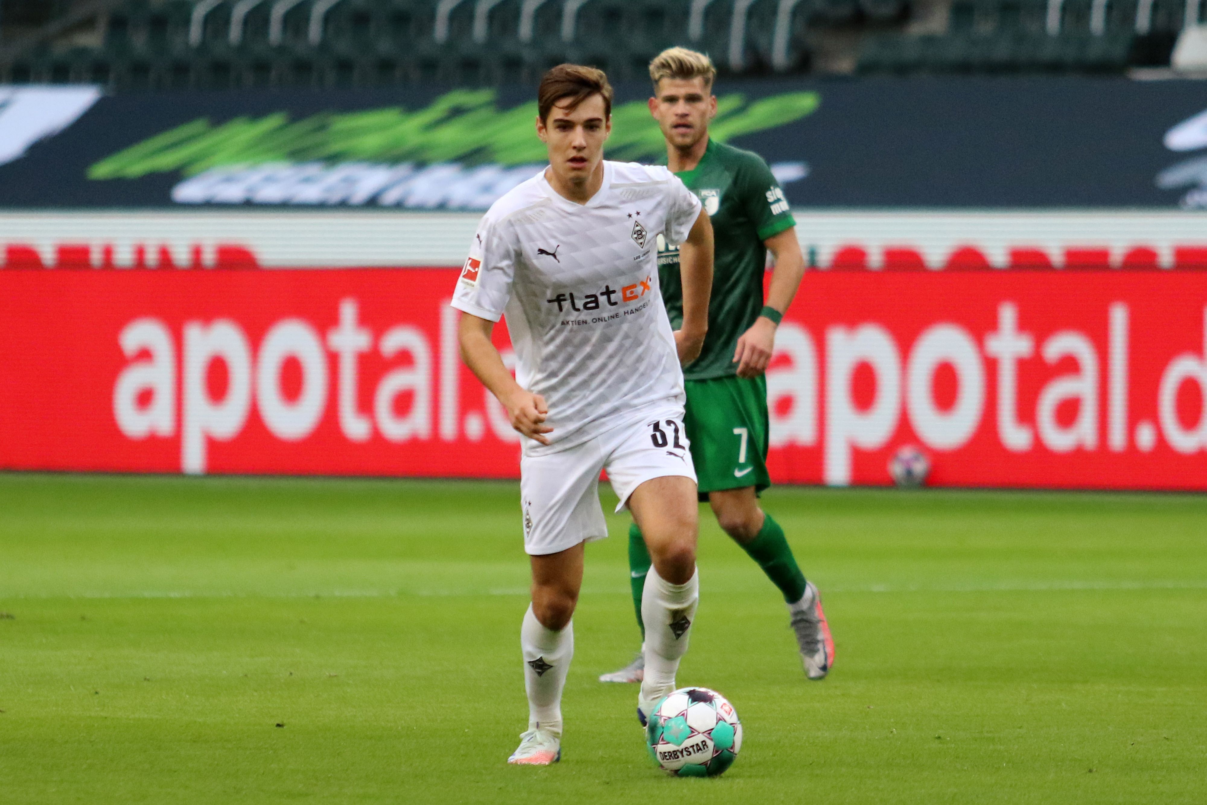 Florian Neuhaus kontrolliert den Ball im Heimspiel von Borussia Mönchengladbach gegen den FC Augsburg.