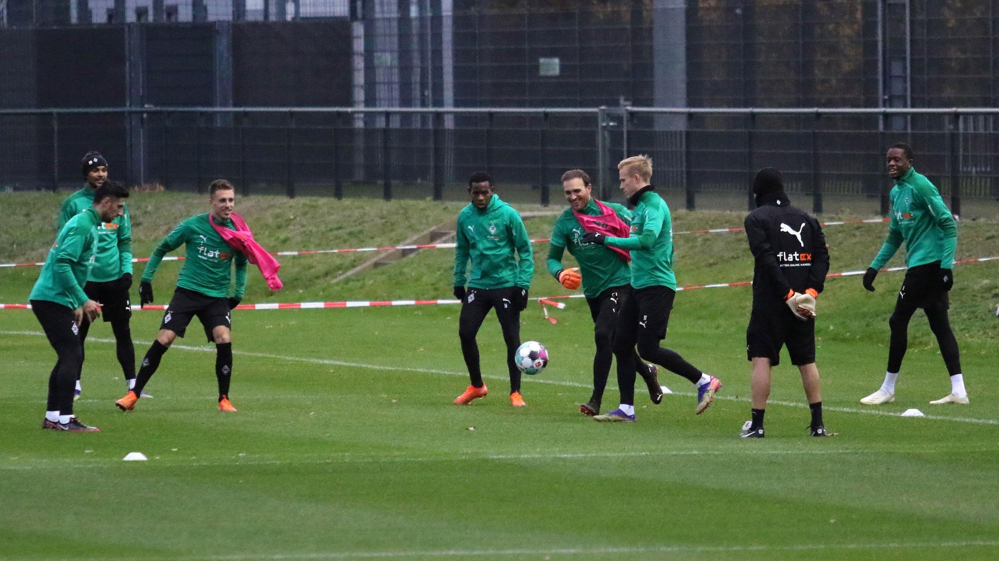 Die Spieler von Borussia Mönchengladbach absolvieren eine Trainingseinheit auf dem Trainingsplatz im Borussia-Park.