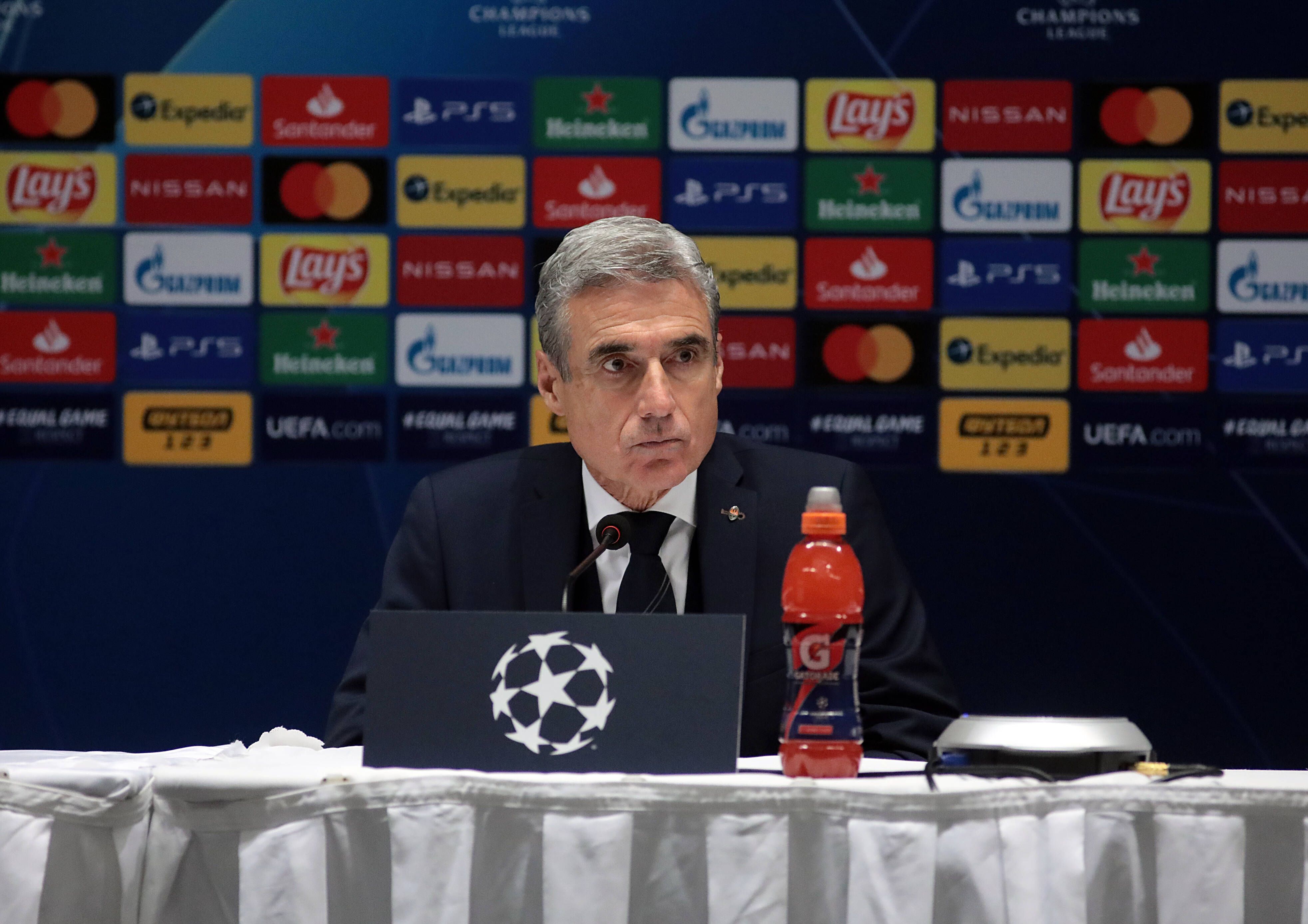 Donezk-Trainer Luis Castro stellt sich bei der Pressekonferenz vor der Partie gegen Borussia Mönchengladbach den Fragen der Journalisten.