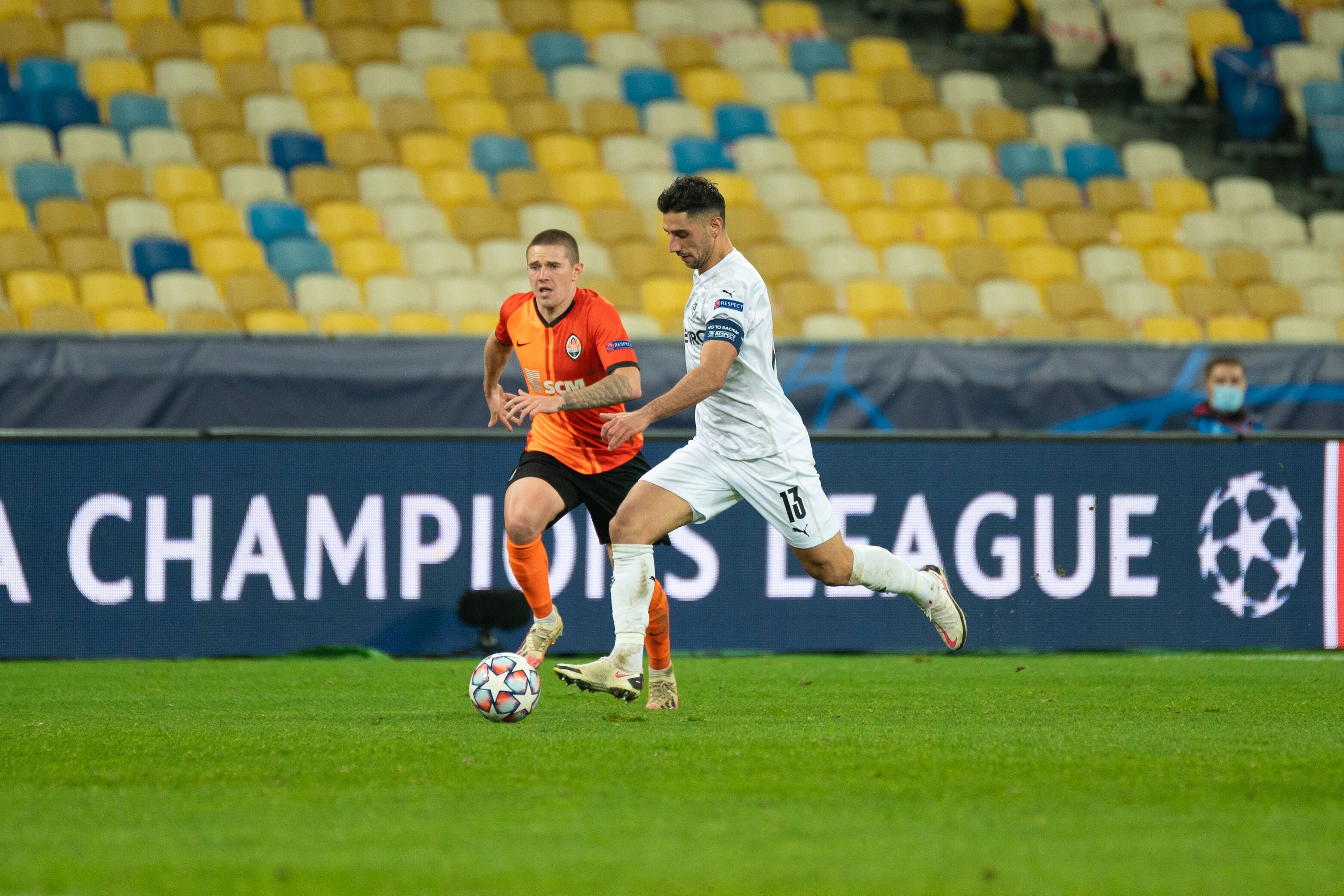 Gladbachs Kapitän Lars Stindl (r.) gewann im Hinspiel mit 6:0 gegen Schachtar Donezk.