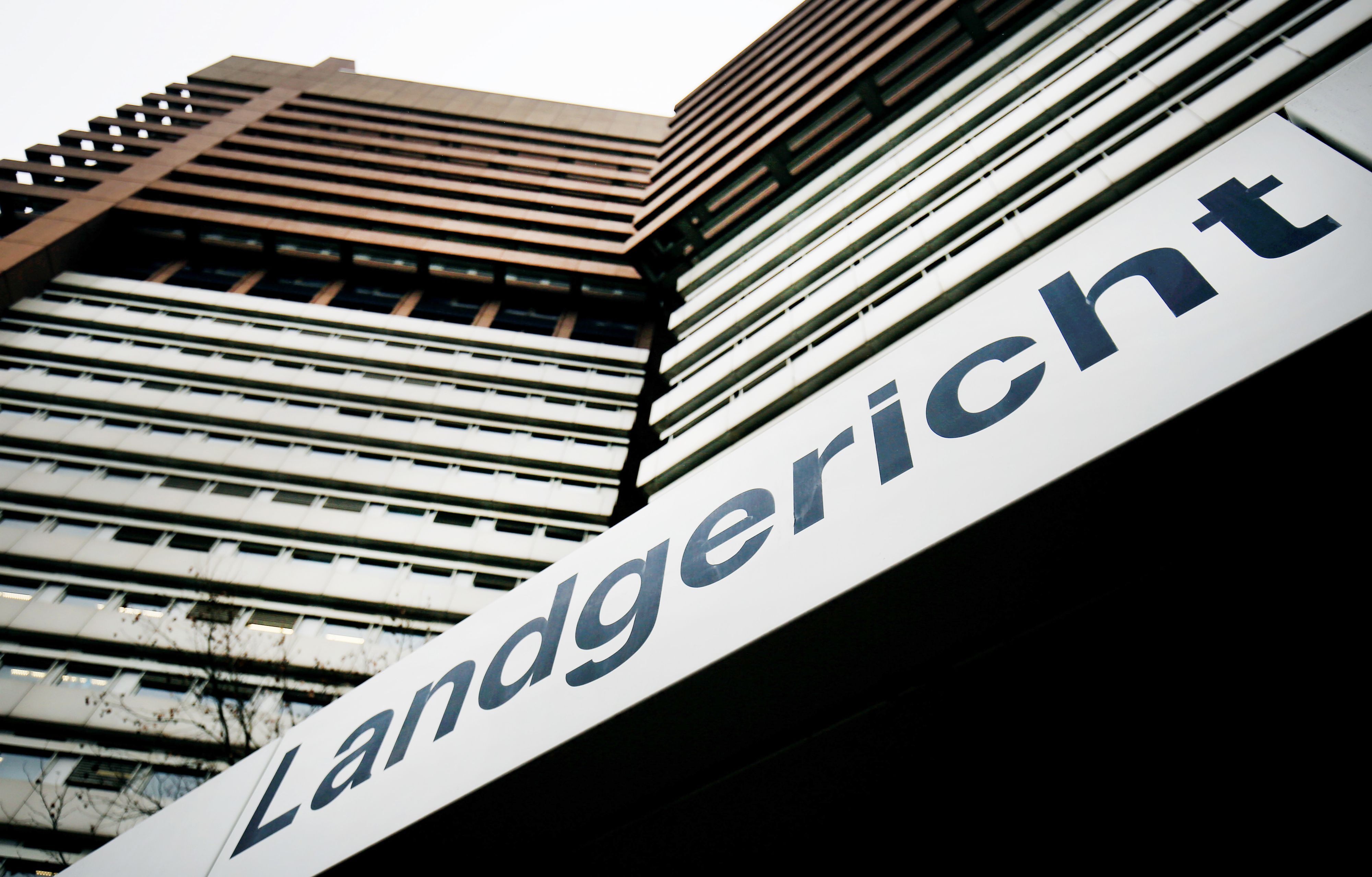 Der Eingang des Landgerichts Köln, in dem seit dem 24. November der Böllerwurf aus dem Rheinderby 2019 verhandelt wird.