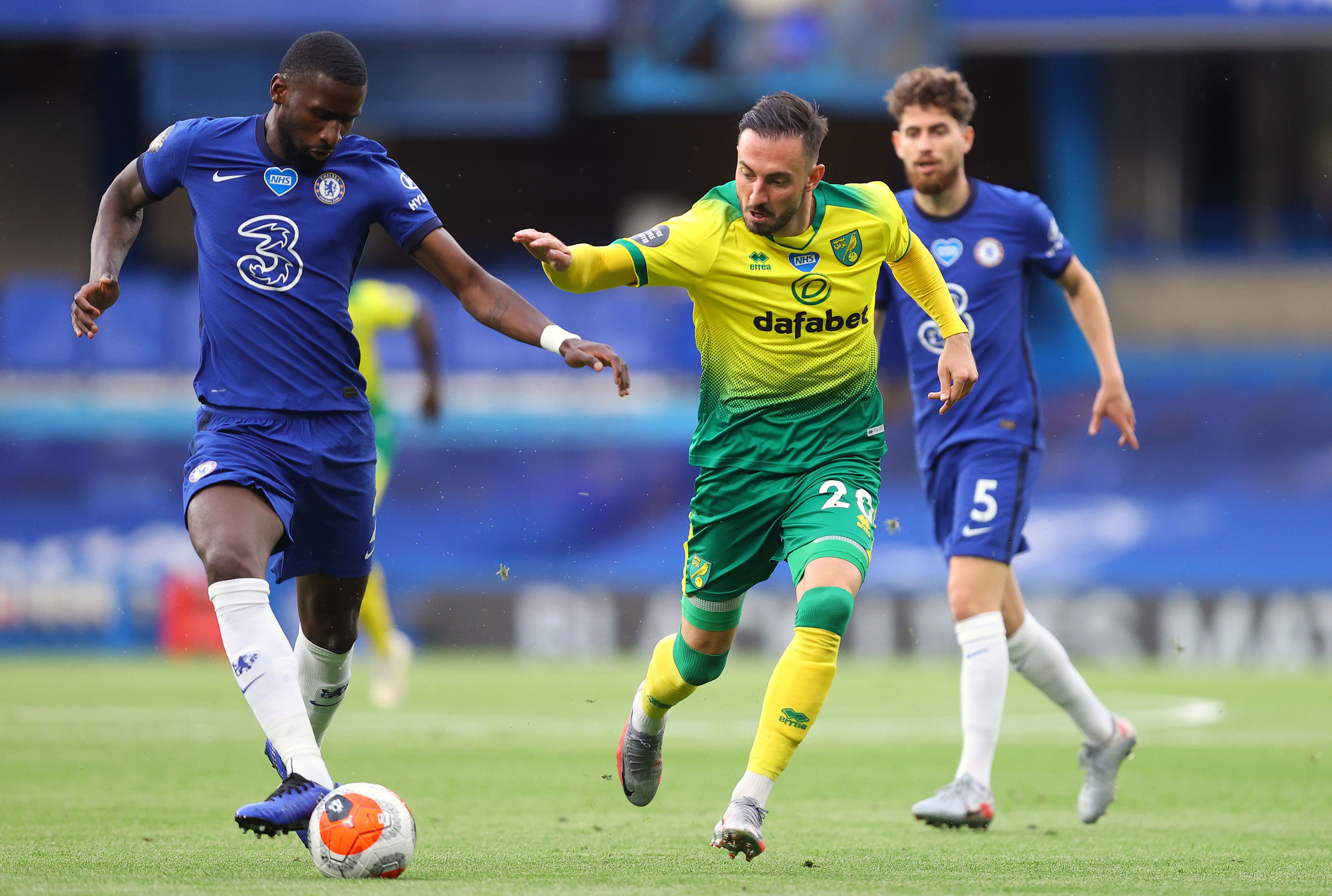 Josip Drmic (m.) verfolgt am 36. Spieltag der Vorsaison Chelseas Antonio Rüdiger (l.).