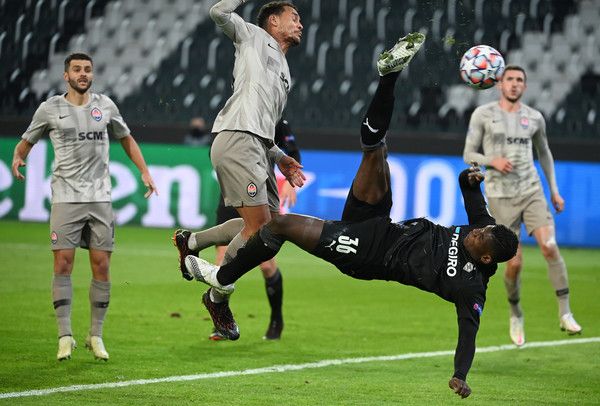 Stürmer Breel Embolo (2.v.r) von Borussia Mönchengladbach erzielt mit einem Fallrückzieher das Tor zum 3:0 gegen Donezk.