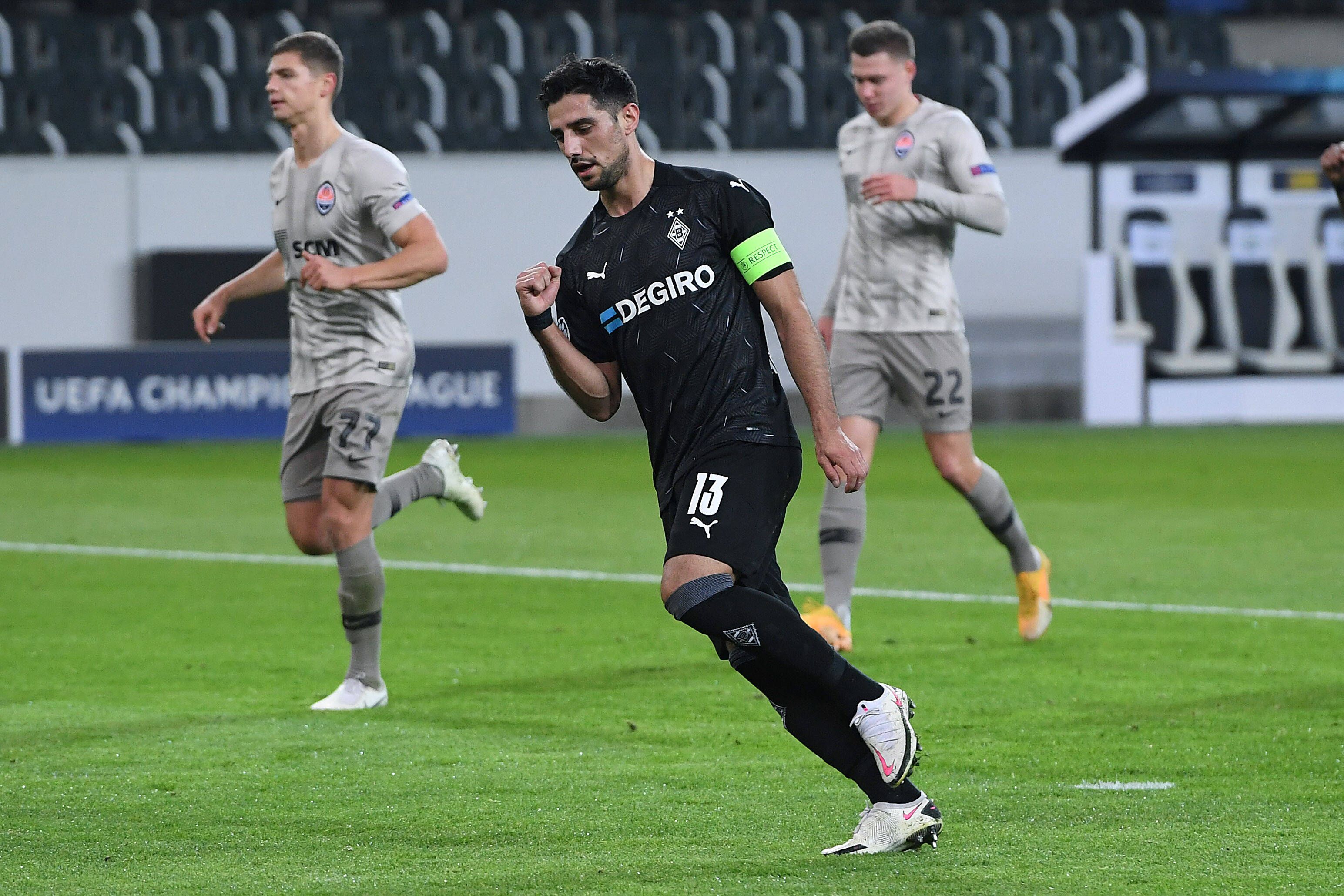 Gladbachs Kapitän Lars Stindl (M.) hat das 4:0 gegen Donezk mit einem verwandelten Elfmeter eingeleitet.