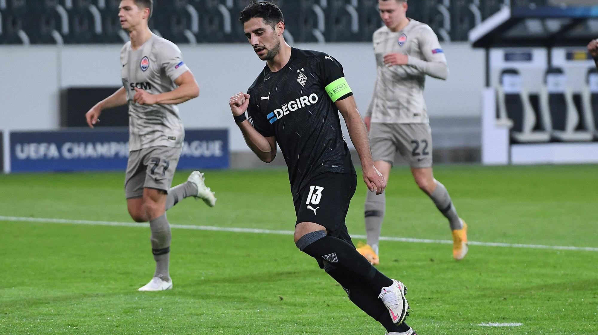 Gladbachs Kapitän Lars Stindl (M.) hat das 4:0 gegen Donezk mit einem verwandelten Elfmeter eingeleitet.