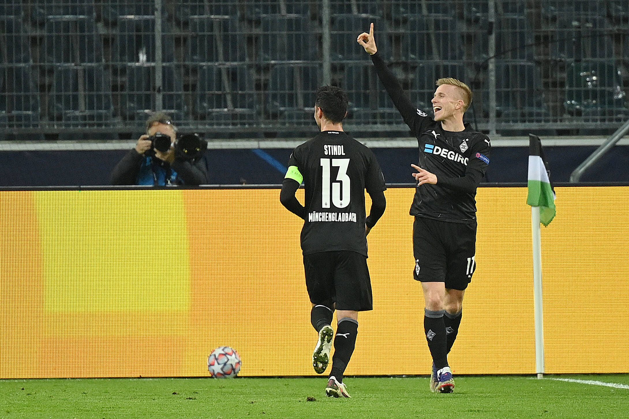 Borussias Lars Stindl und Oscar Wendt bejubeln den Treffer zum 4:0 im Spiel gegen Schachtar Donezk.